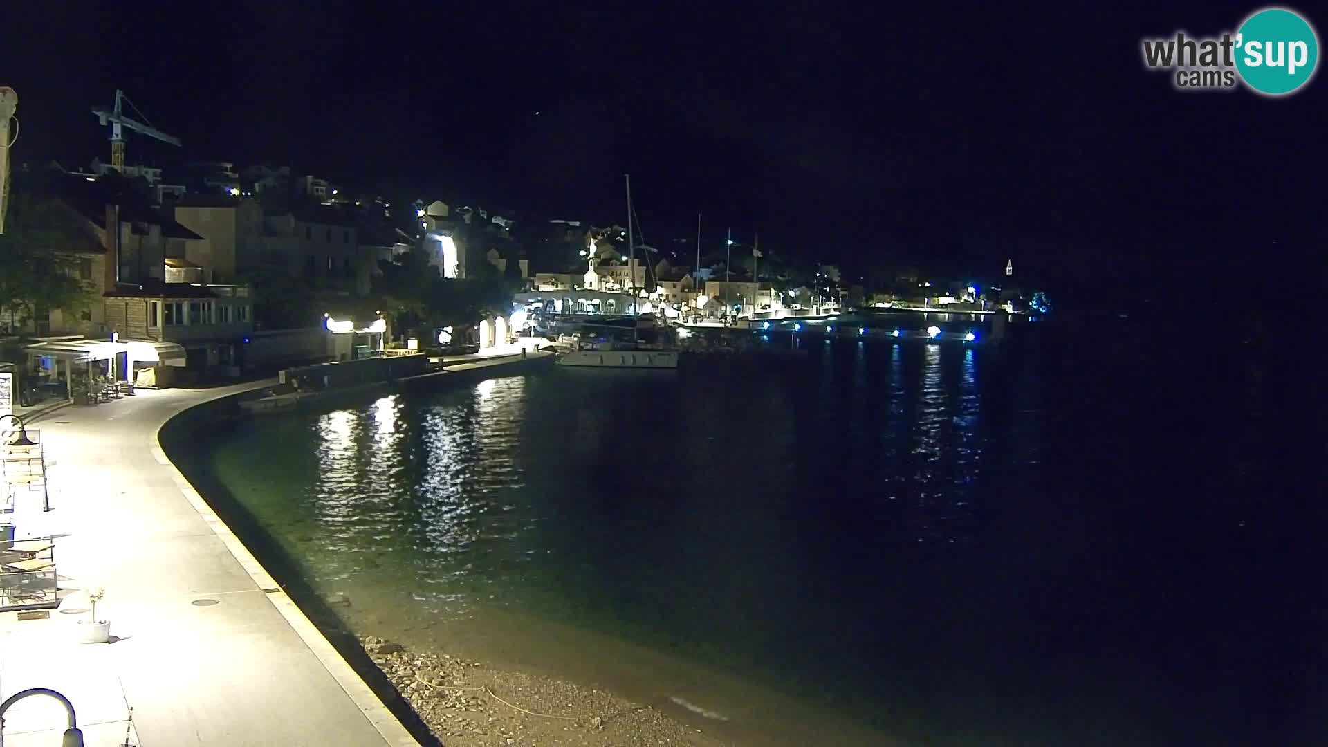 Spletna kamera Bol – Center mesta in marina v živo