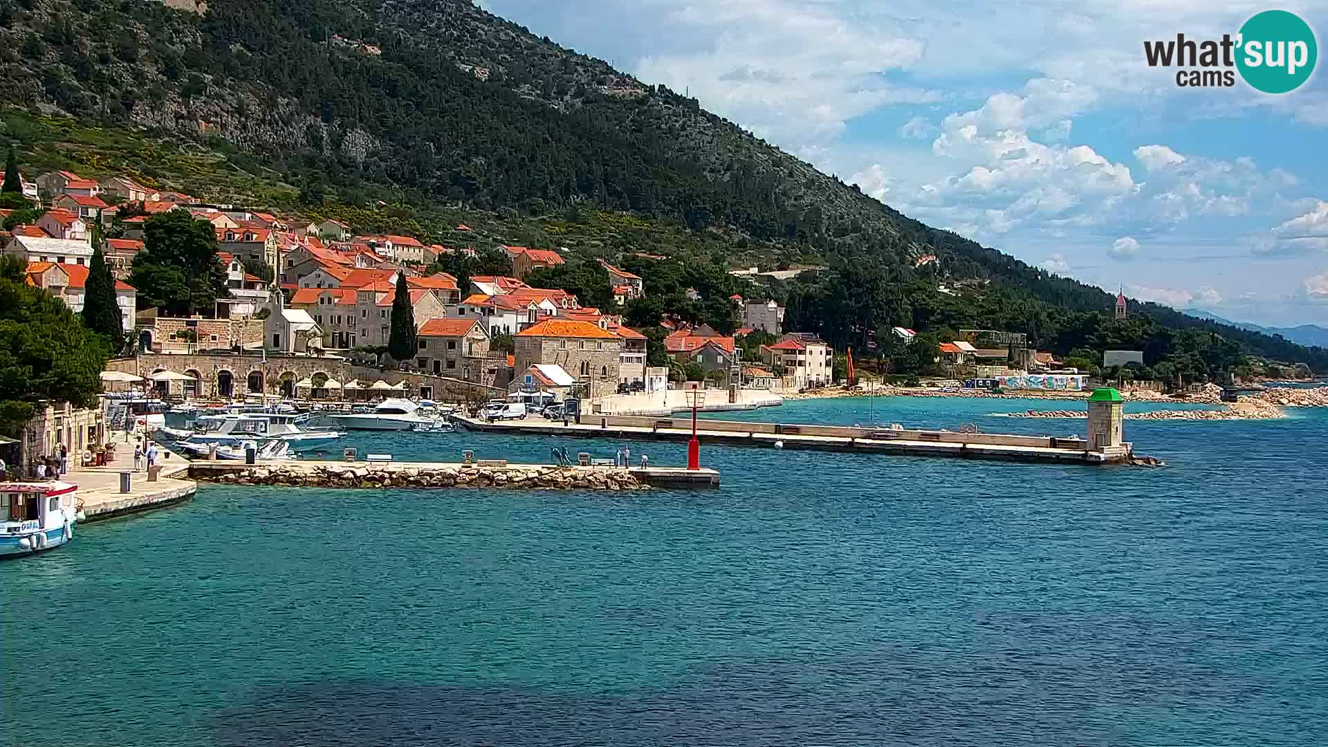 Spletna kamera Bol – Center mesta in marina v živo
