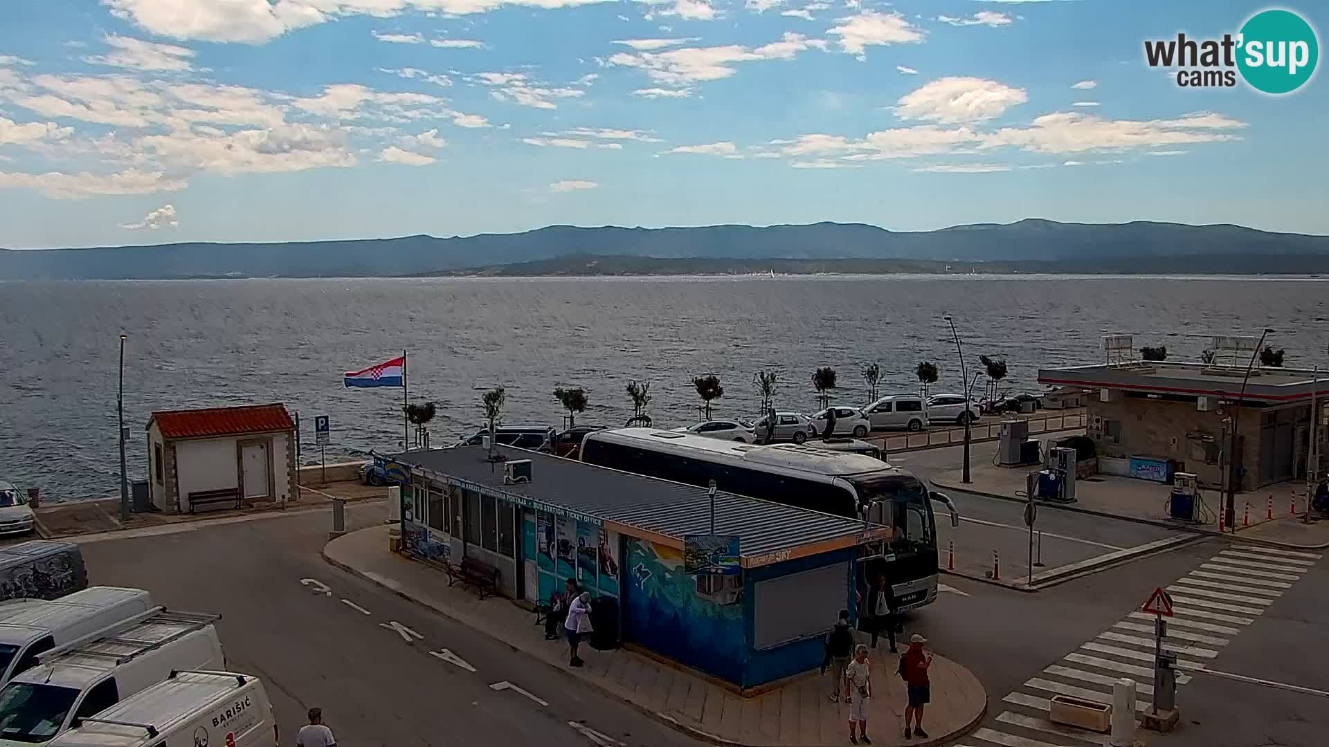 Spletna kamera Bol – Center mesta in marina v živo