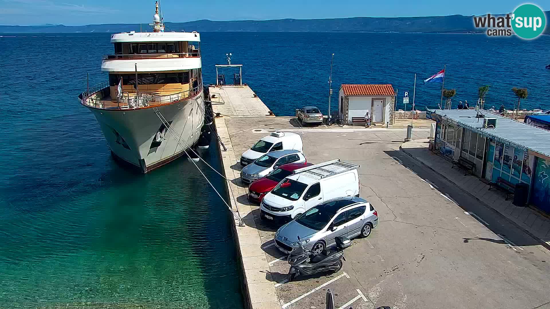 Spletna kamera Bol – Center mesta in marina v živo