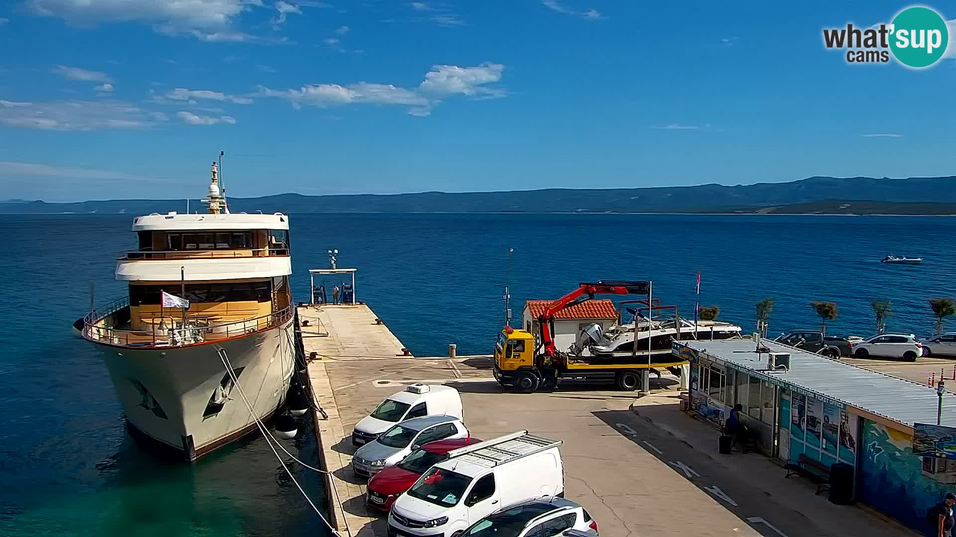 Web kamera Bol – Centar mjesta i marina | Pogled uživo
