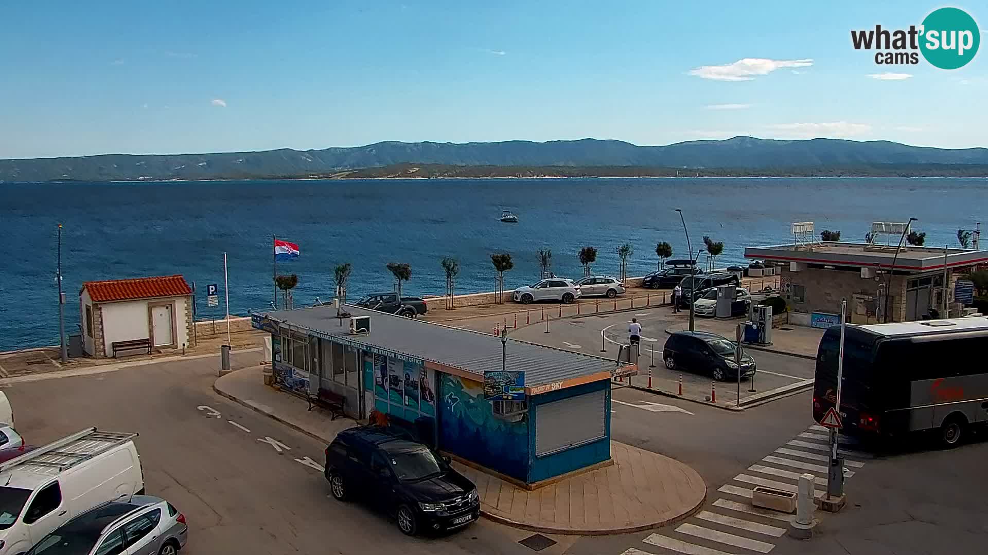 Spletna kamera Bol – Center mesta in marina v živo