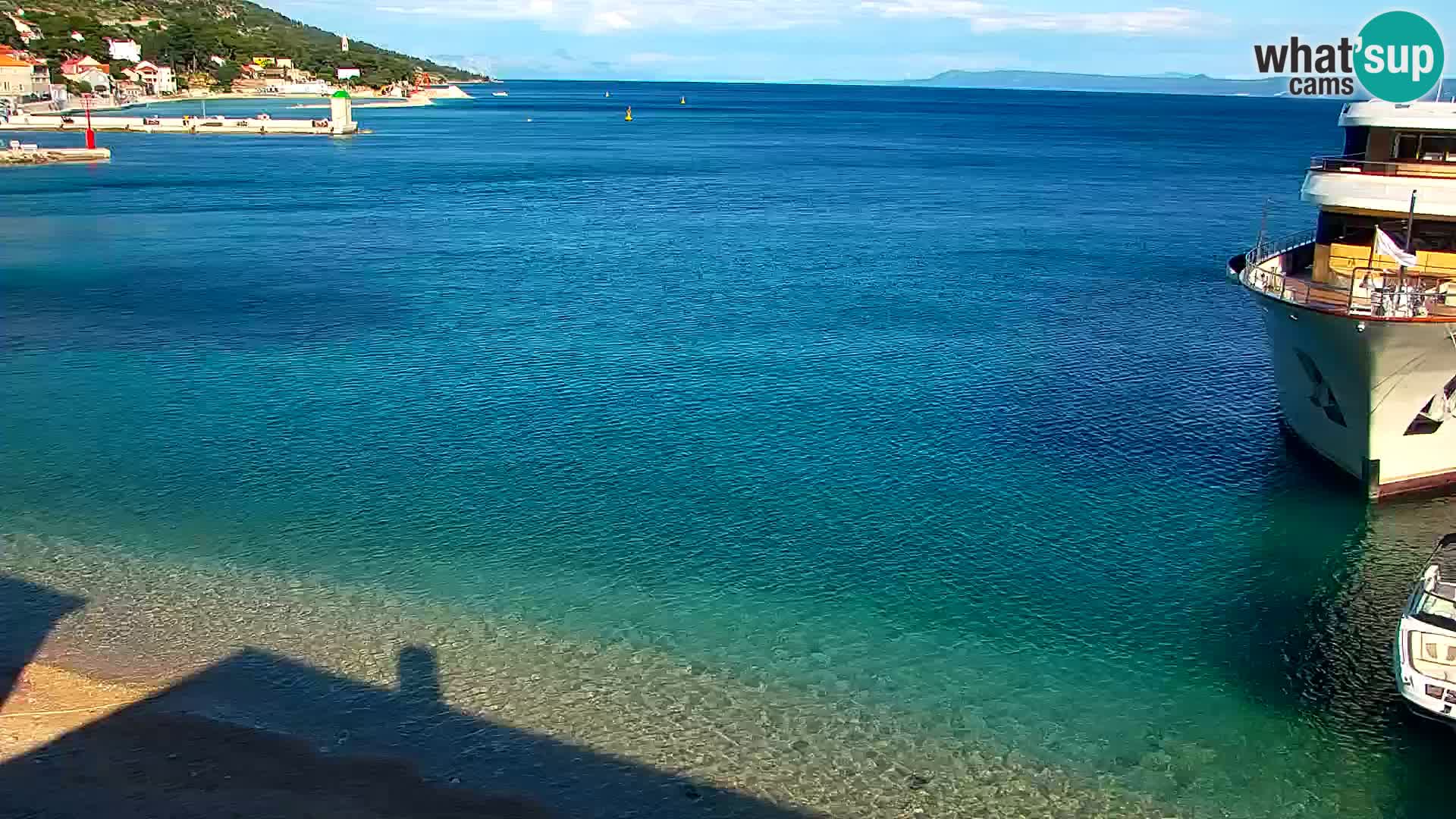 Spletna kamera Bol – Center mesta in marina v živo