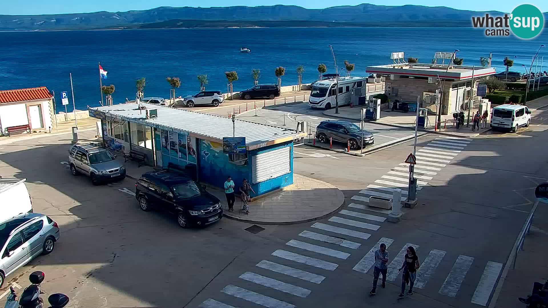 Spletna kamera Bol – Center mesta in marina v živo