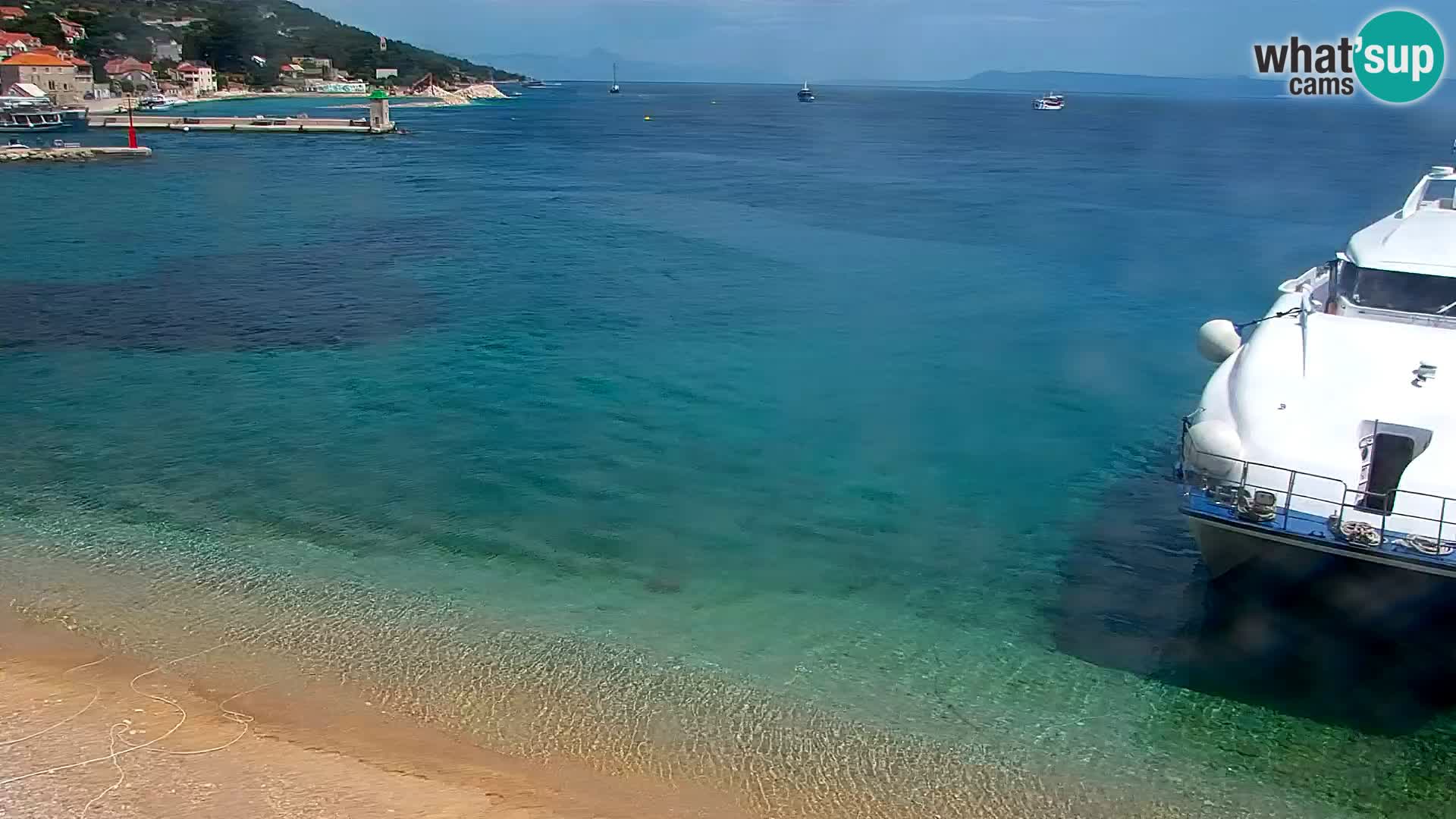 Spletna kamera Bol – Center mesta in marina v živo
