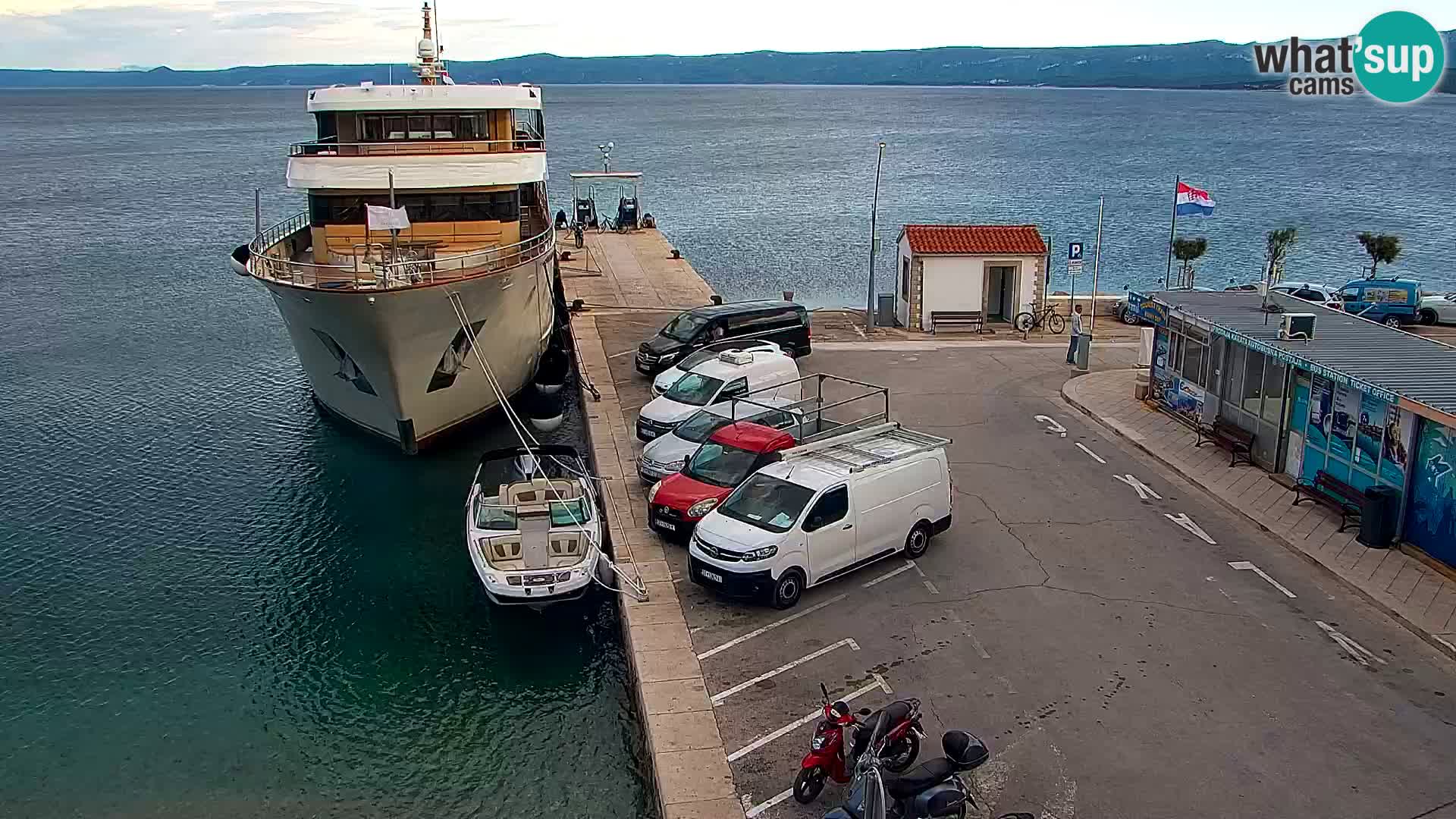 Webcam Bol Centro e Marina – Vista live dal porto di Bol