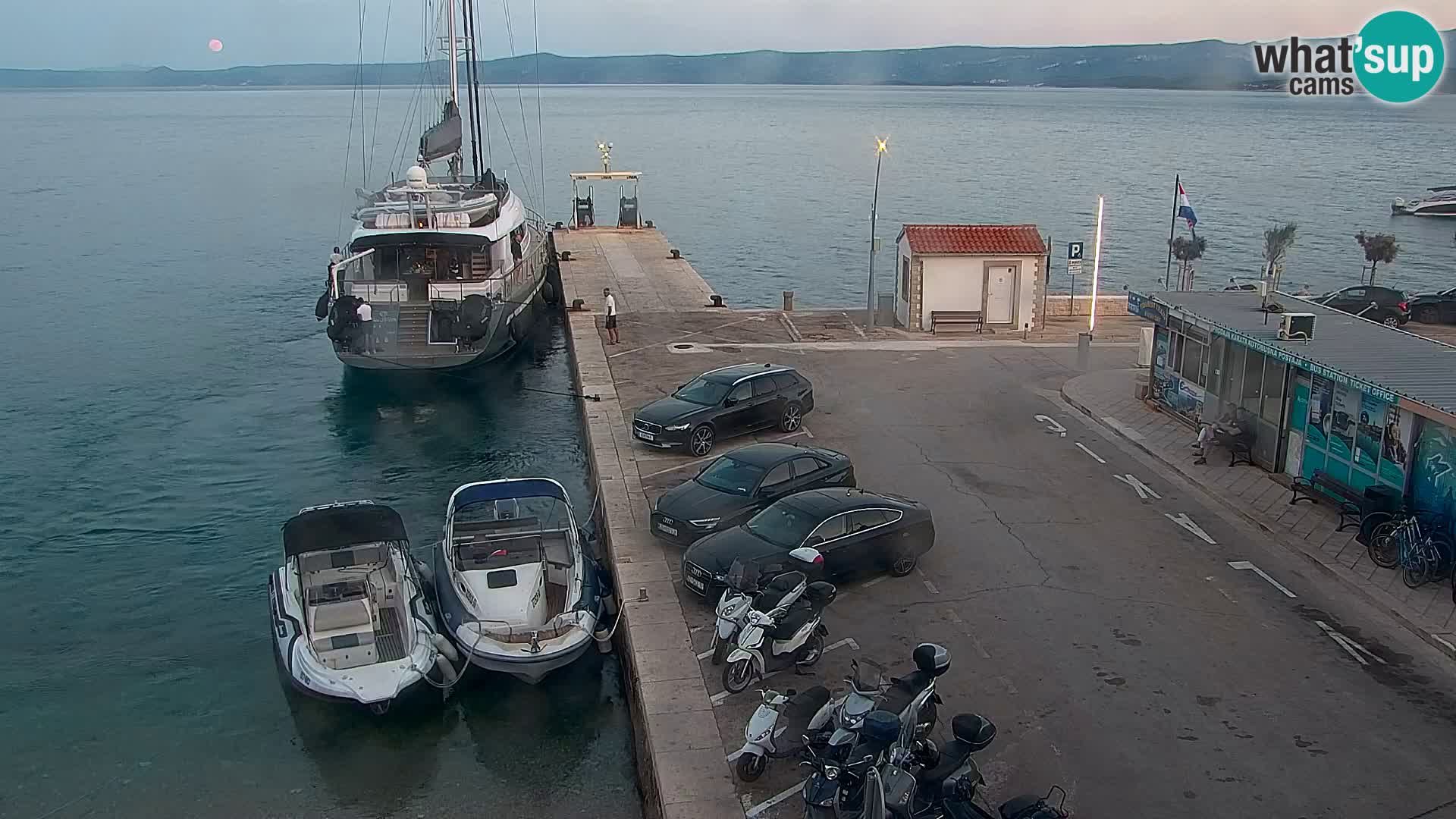 Spletna kamera Bol – Center mesta in marina v živo