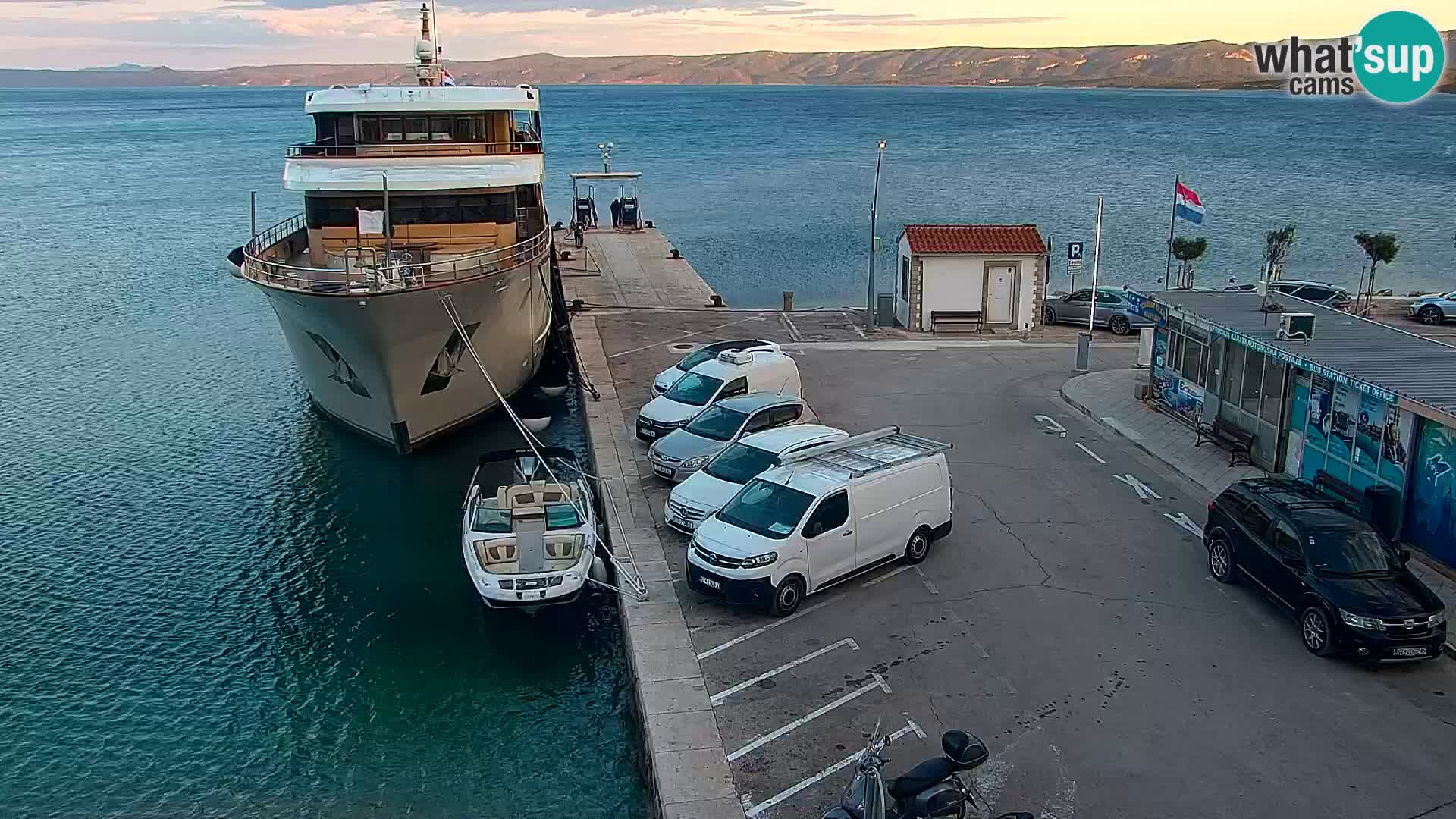 Web kamera Bol – Centar mjesta i marina | Pogled uživo