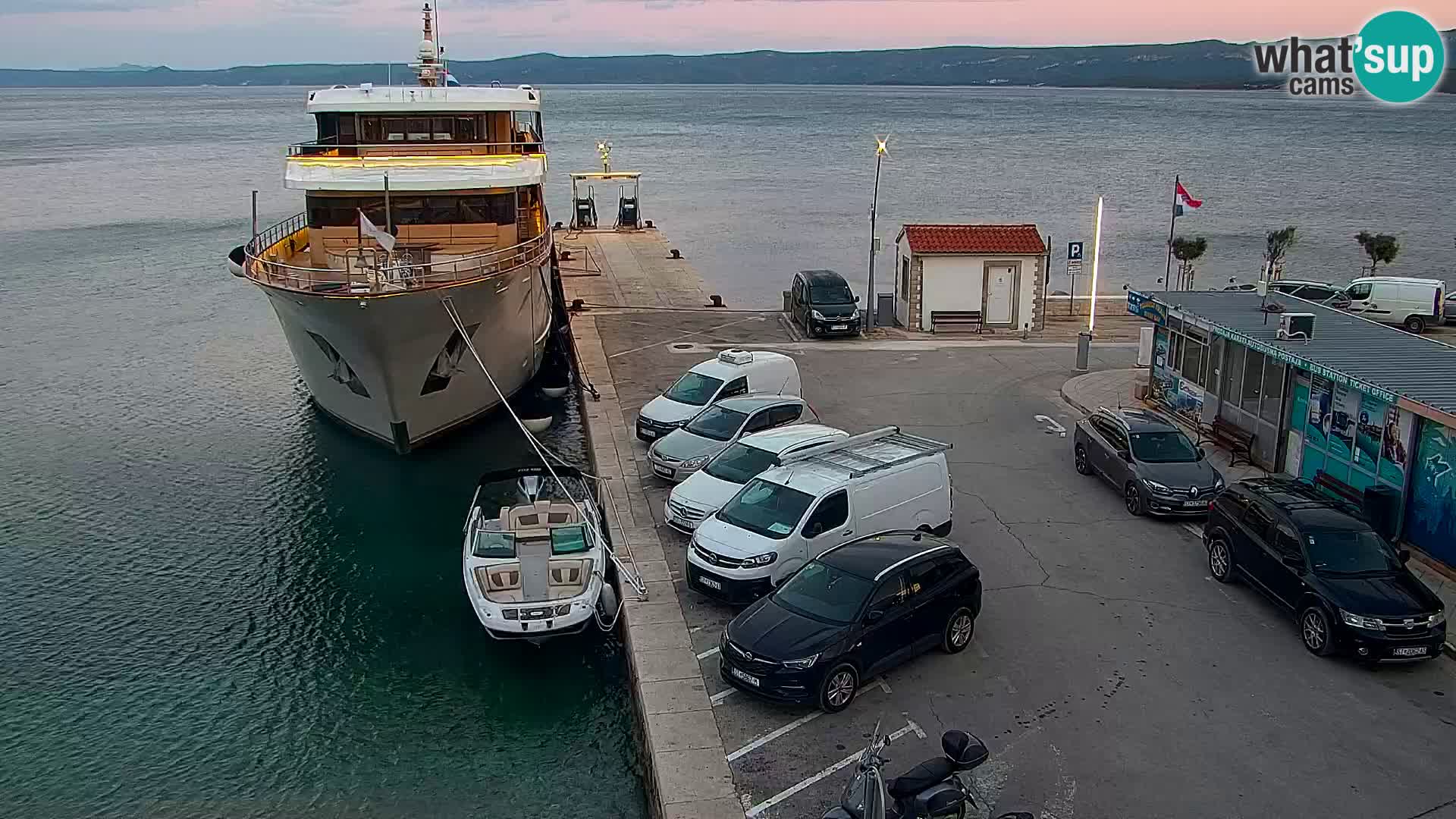Web kamera Bol – Centar mjesta i marina | Pogled uživo