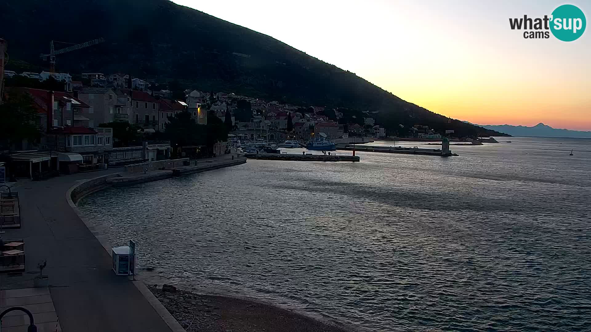 Web kamera Bol – Centar mjesta i marina | Pogled uživo