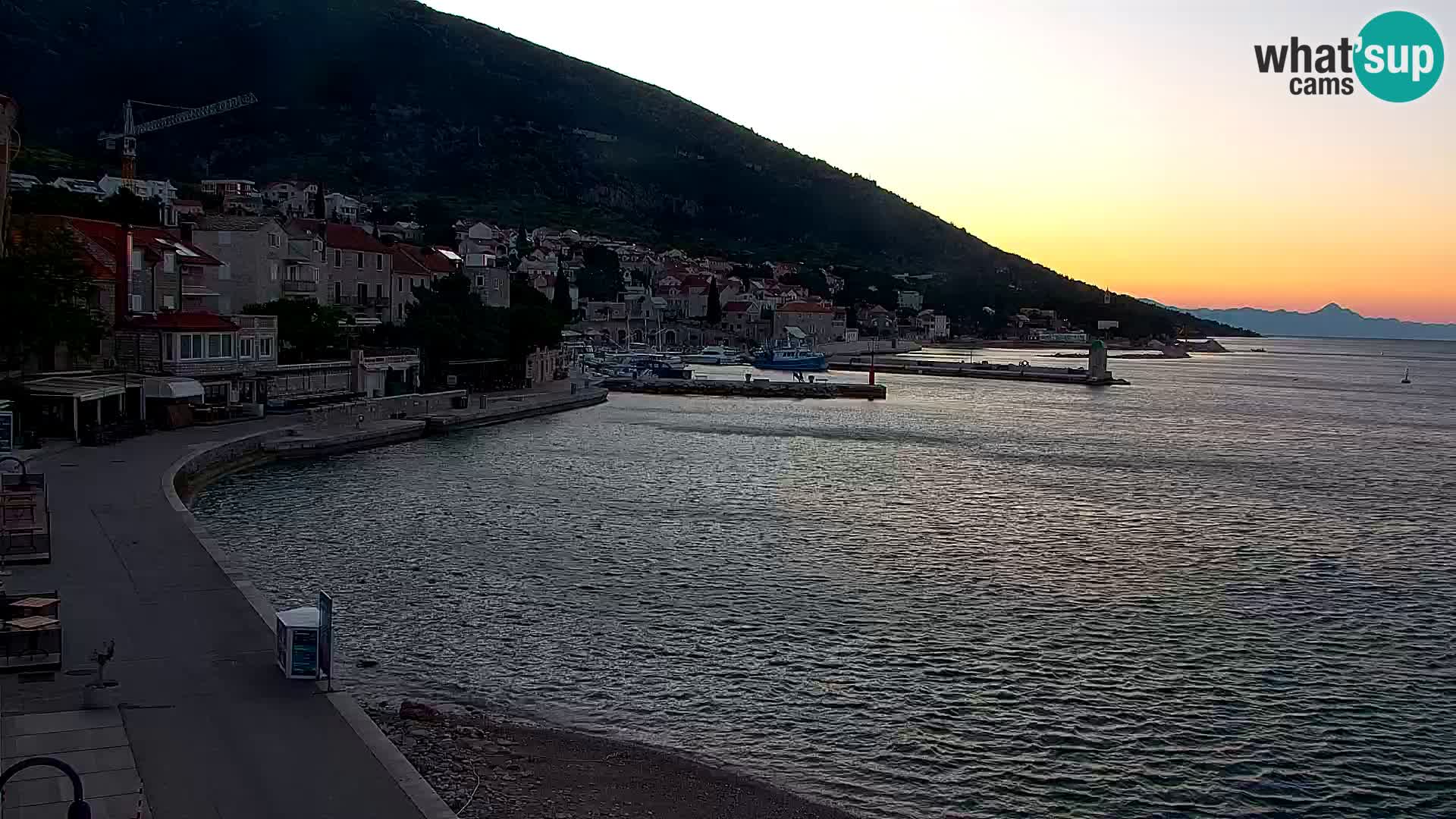 Spletna kamera Bol – Center mesta in marina v živo