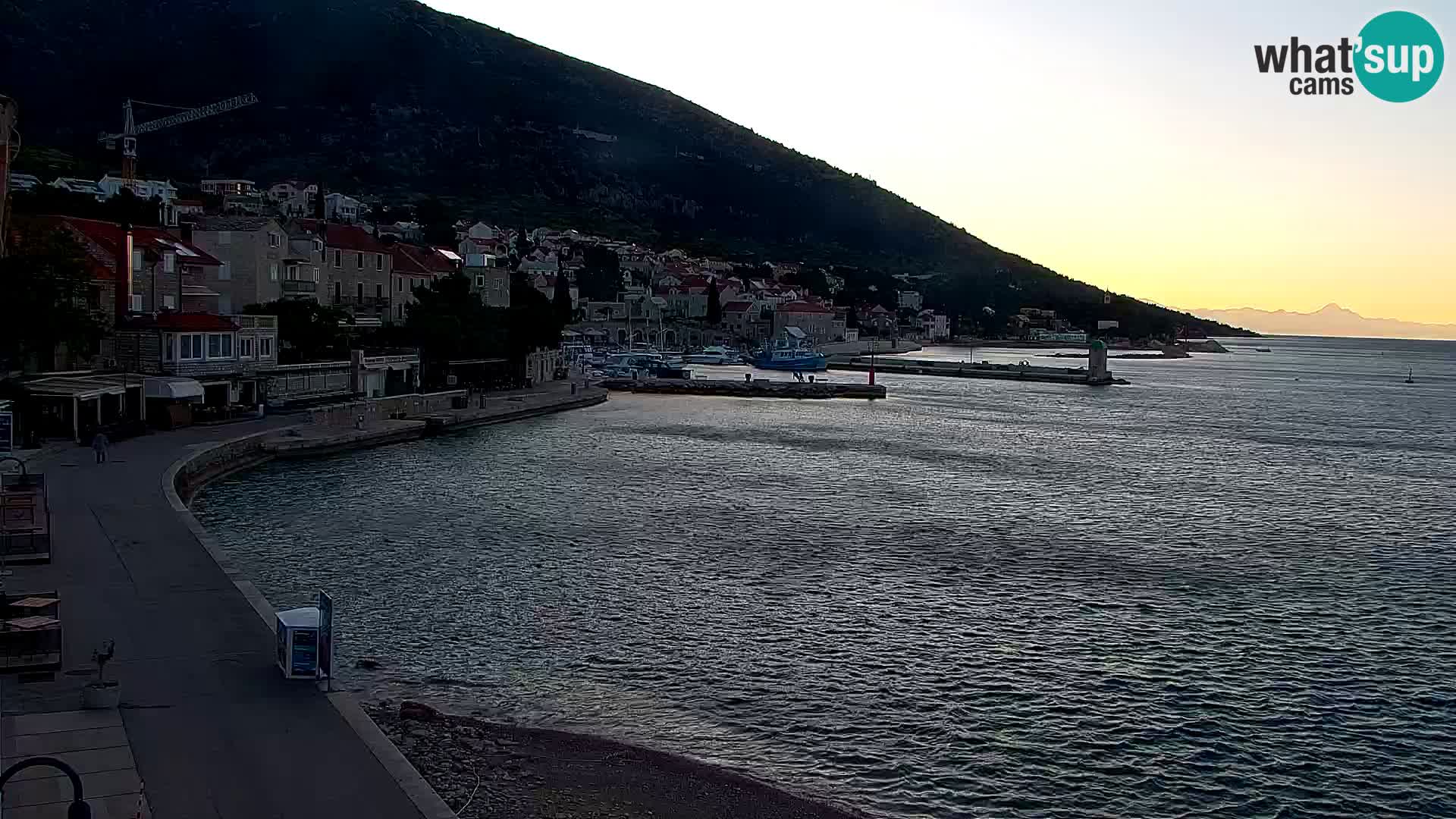 Spletna kamera Bol – Center mesta in marina v živo