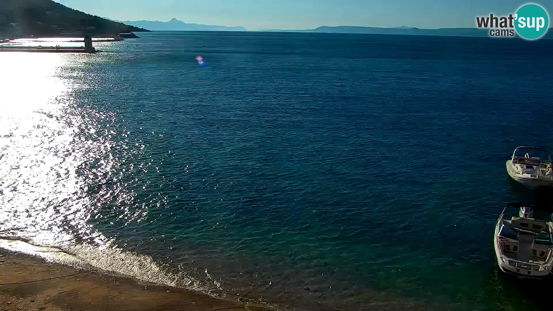 Spletna kamera Bol – Center mesta in marina v živo