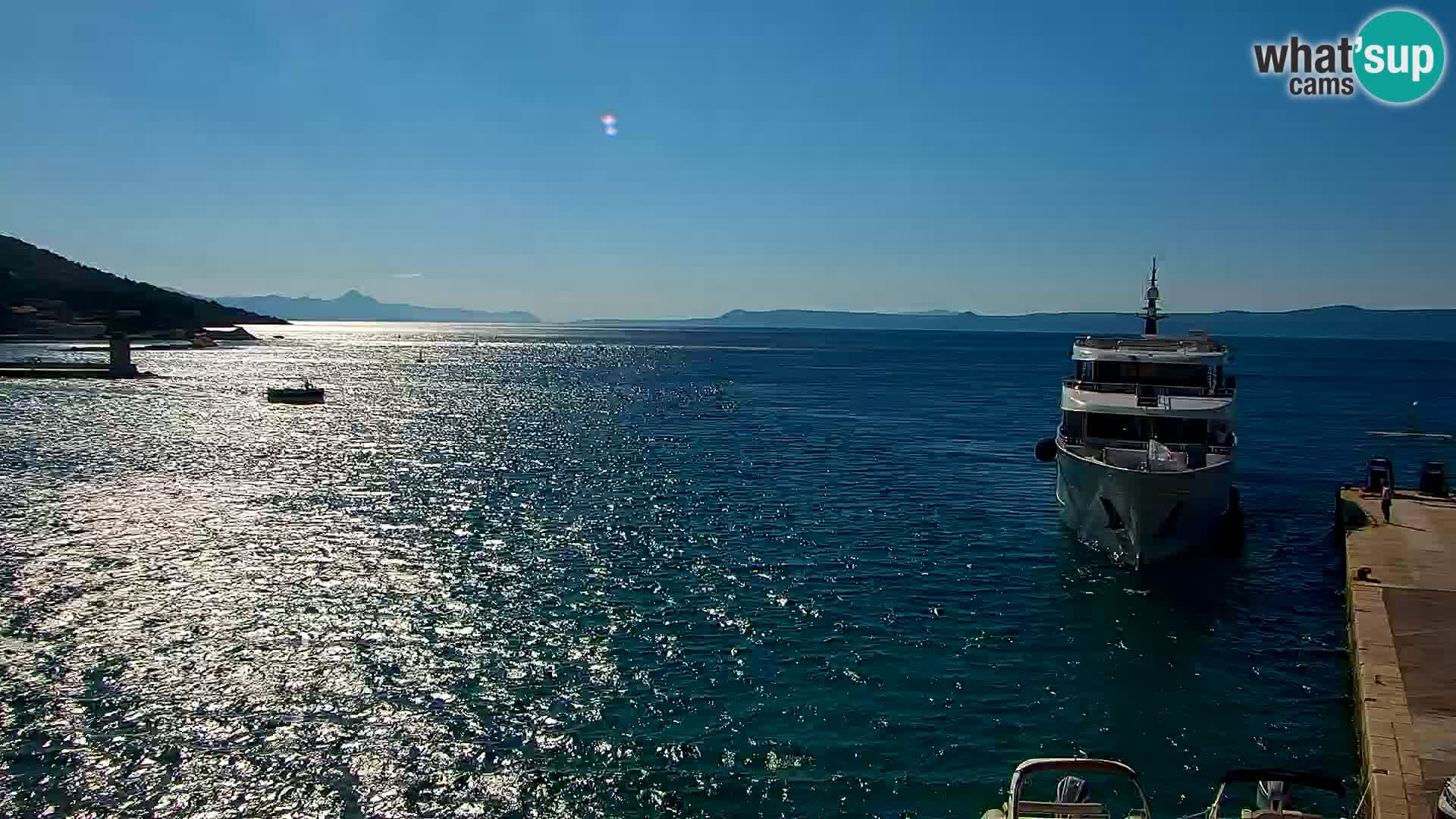 Spletna kamera Bol – Center mesta in marina v živo