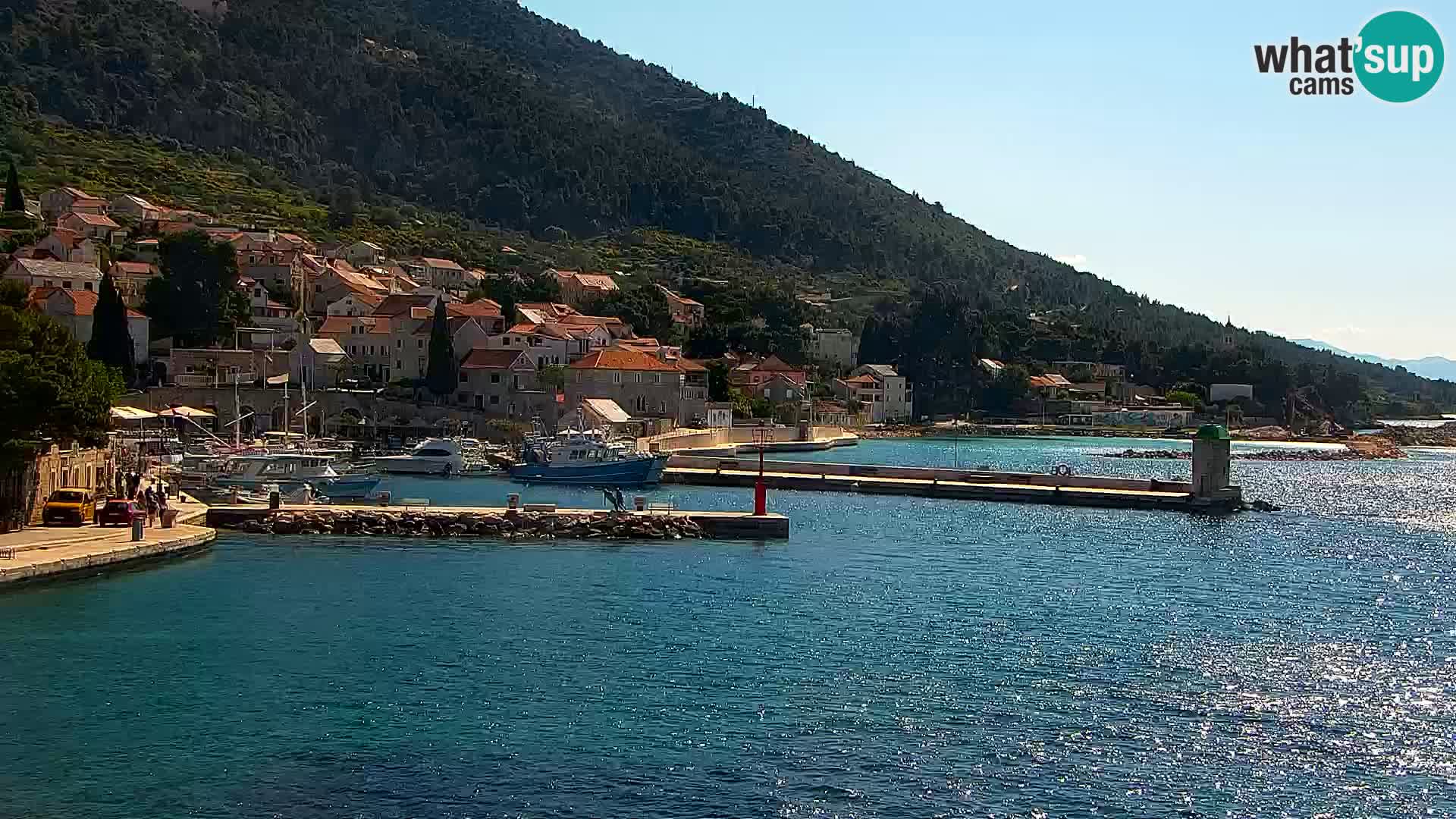 Spletna kamera Bol – Center mesta in marina v živo