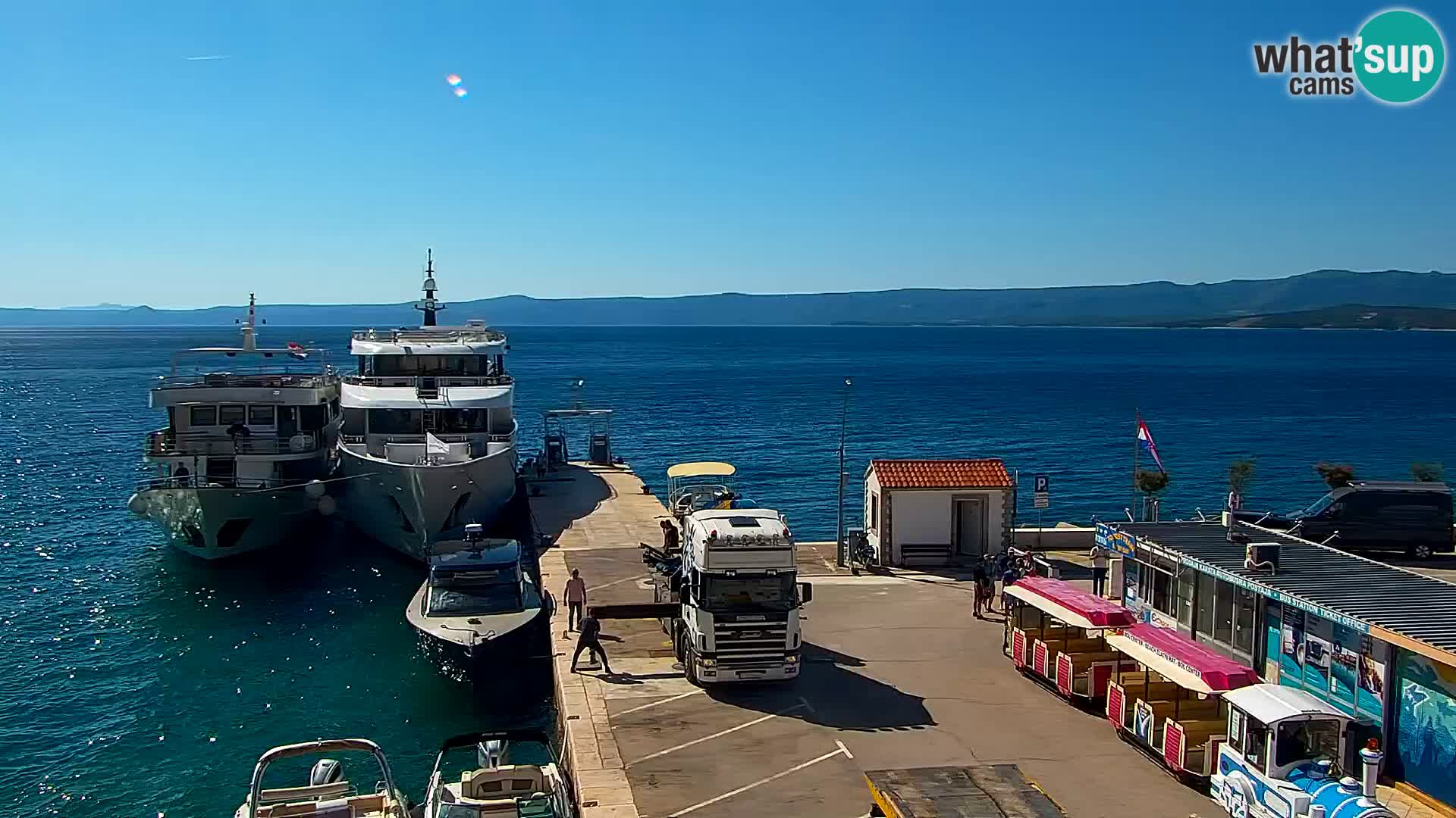 Spletna kamera Bol – Center mesta in marina v živo