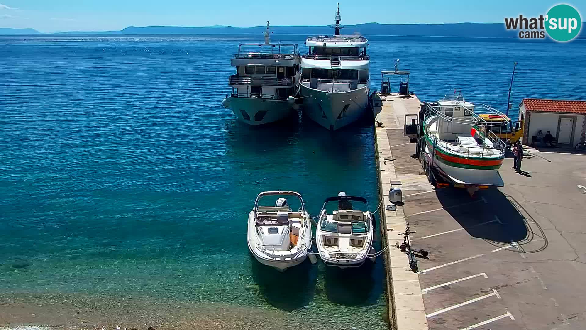 Spletna kamera Bol – Center mesta in marina v živo