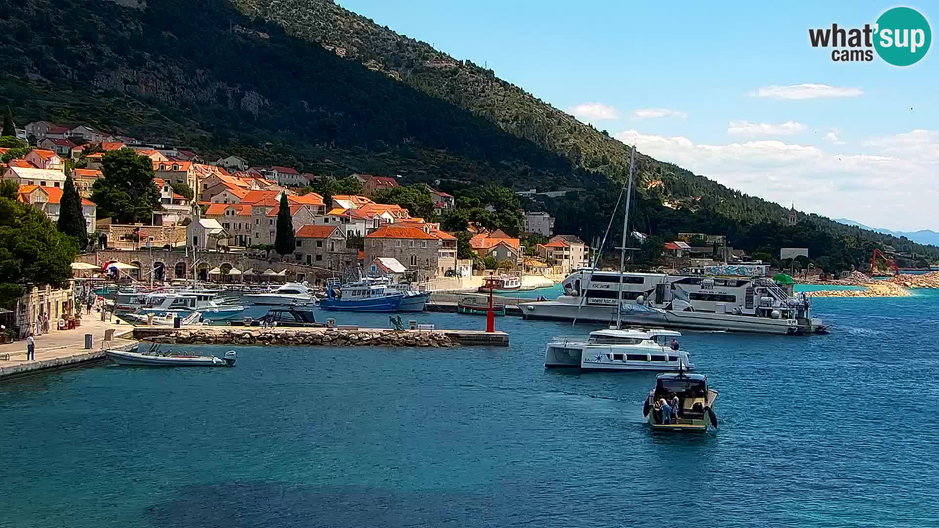 Spletna kamera Bol – Center mesta in marina v živo