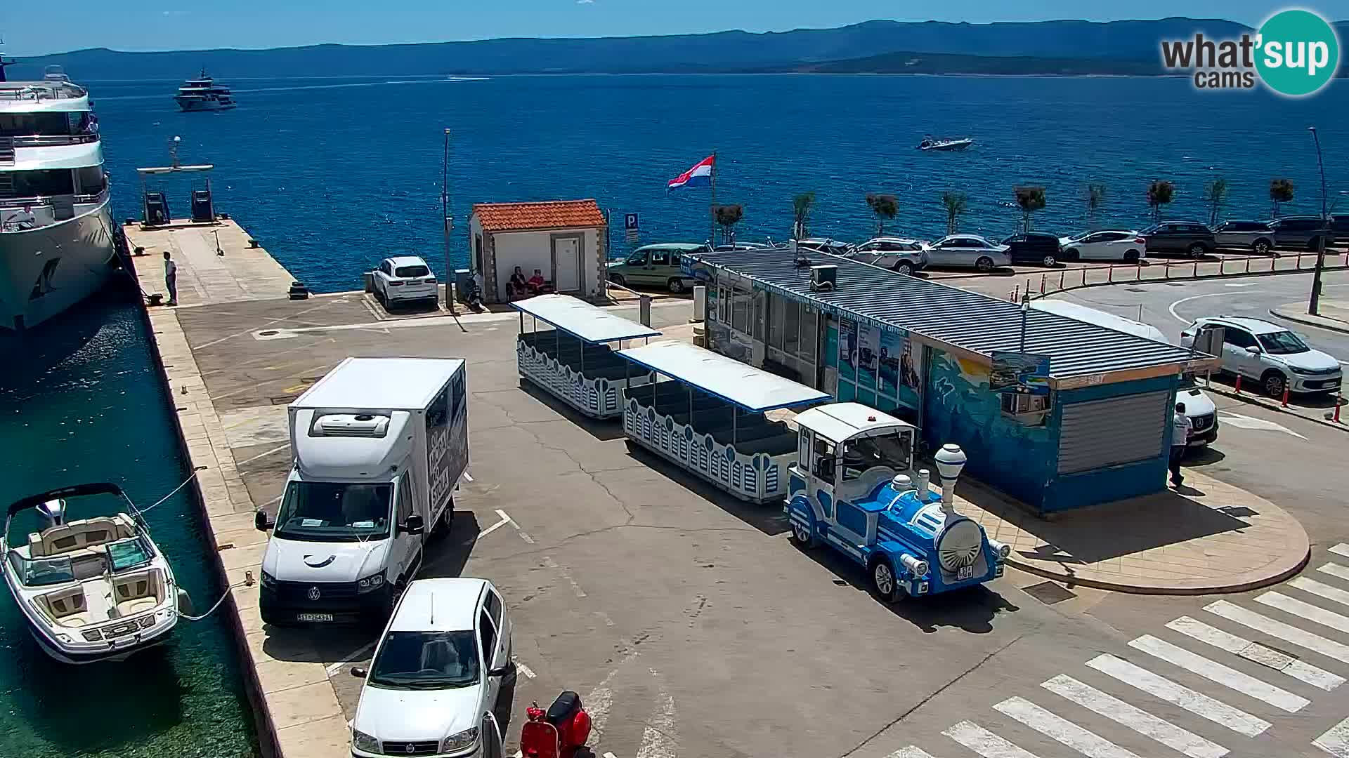 Web kamera Bol – Centar mjesta i marina | Pogled uživo