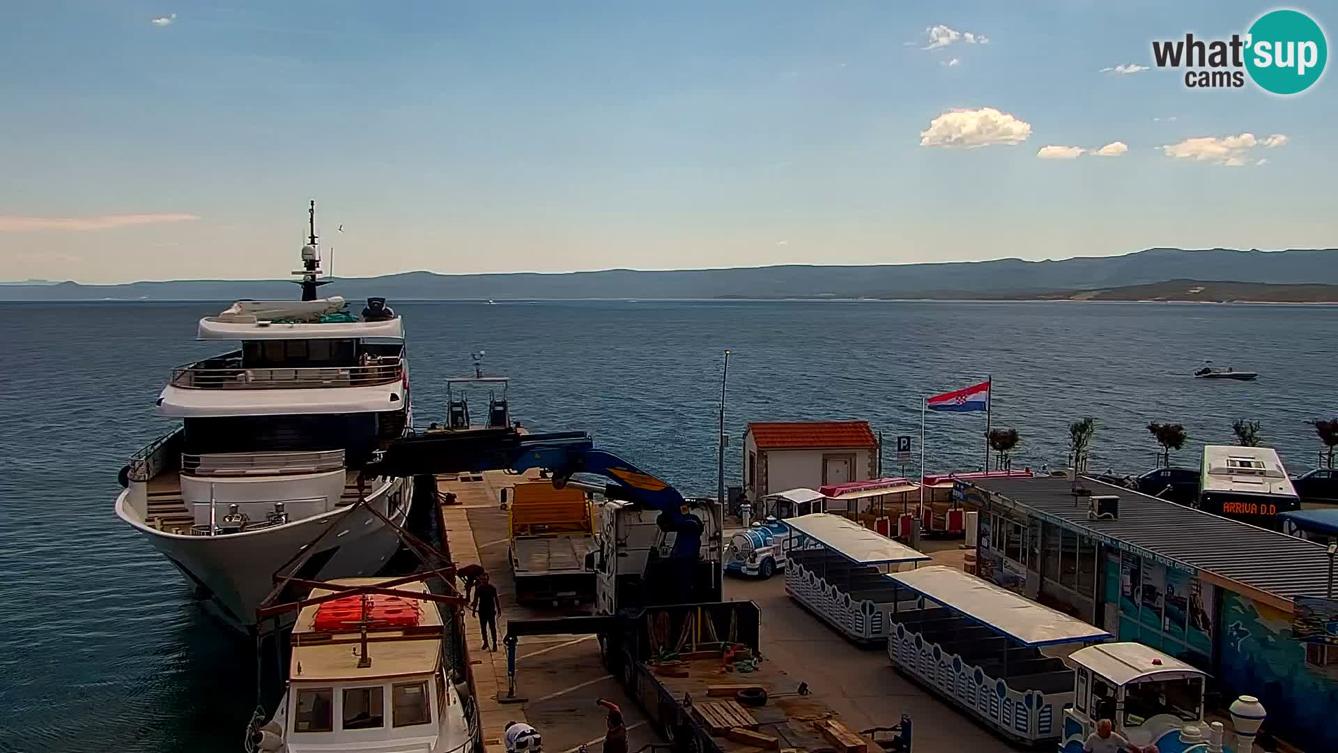 Spletna kamera Bol – Center mesta in marina v živo