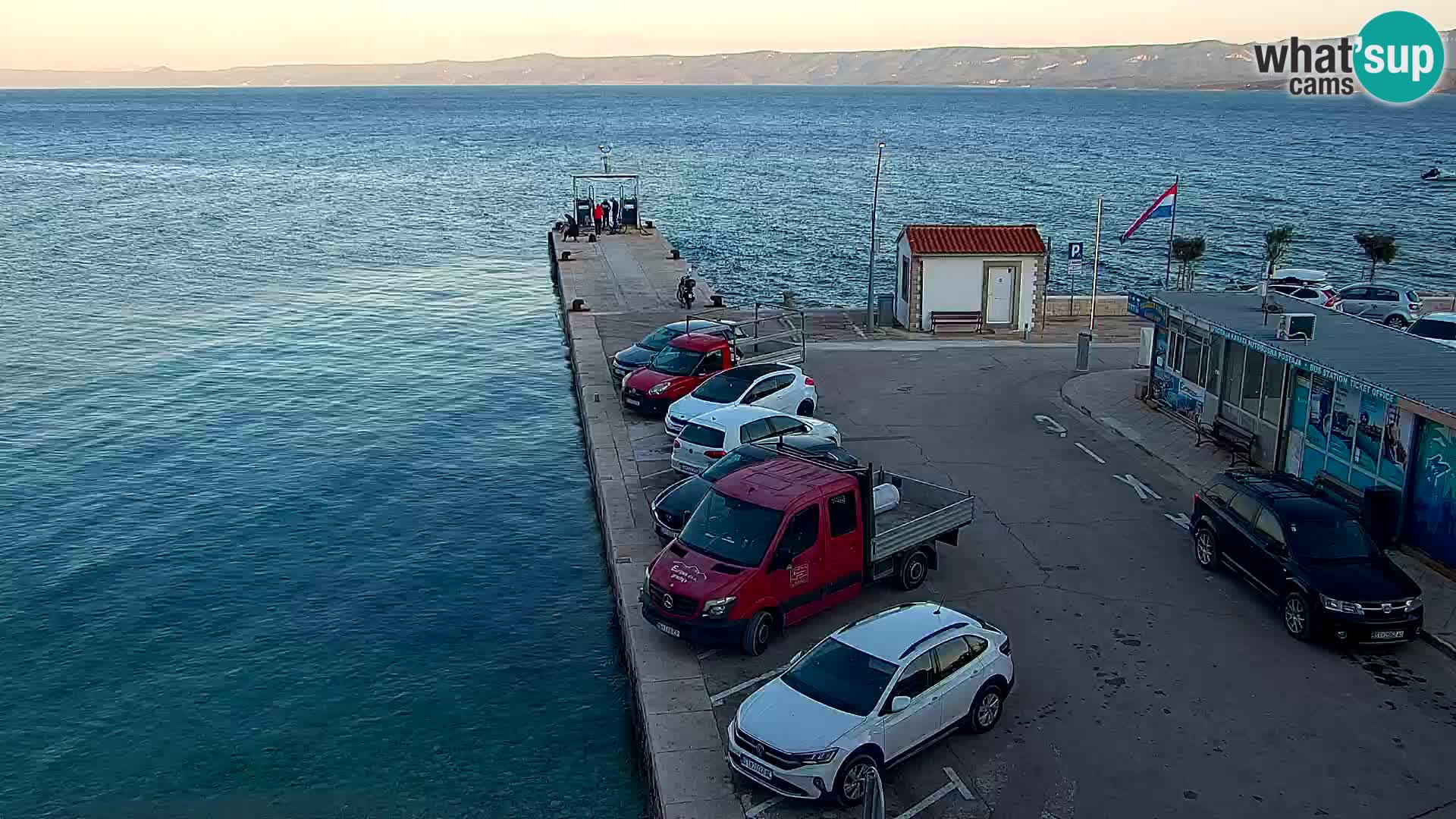 Spletna kamera Bol – Center mesta in marina v živo