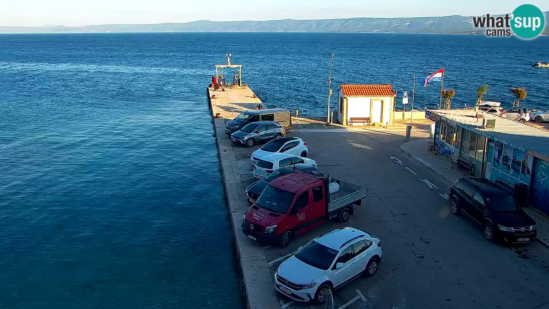 Spletna kamera Bol – Center mesta in marina v živo