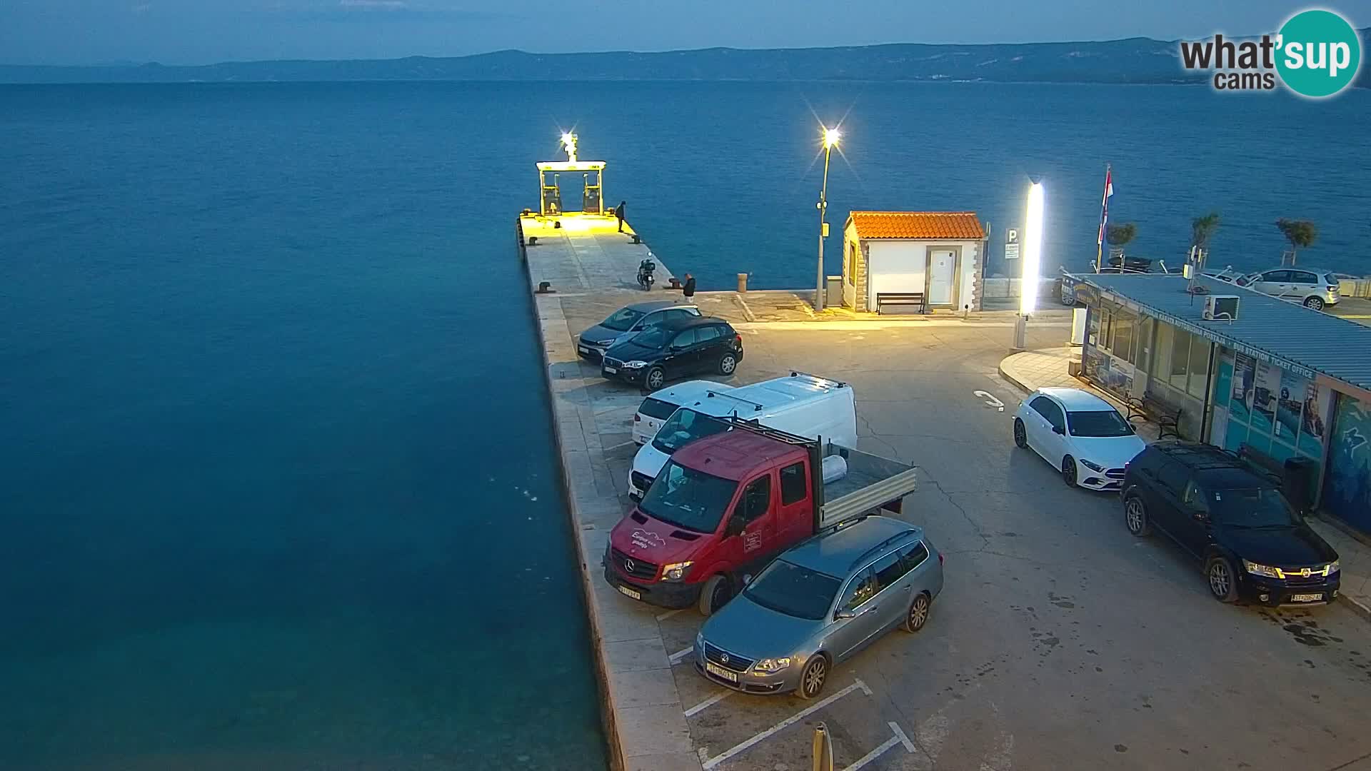 Web kamera Bol – Centar mjesta i marina | Pogled uživo