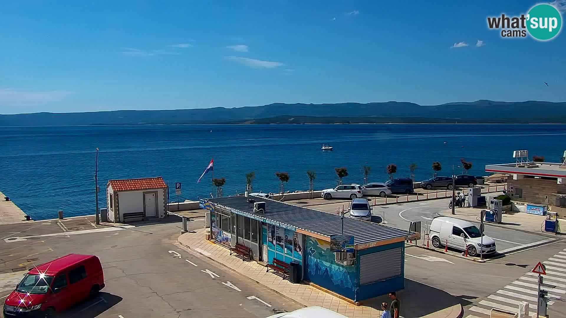 Spletna kamera Bol – Center mesta in marina v živo