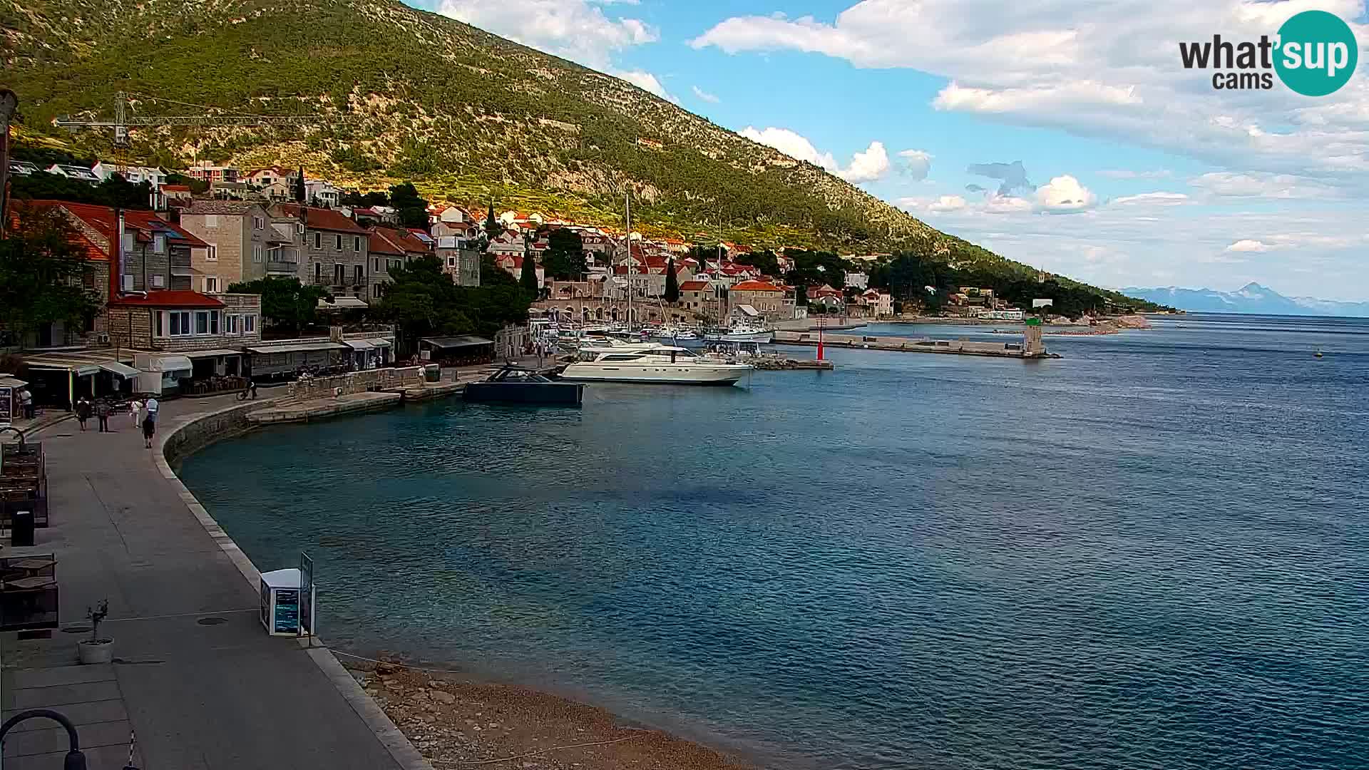 Spletna kamera Bol – Center mesta in marina v živo