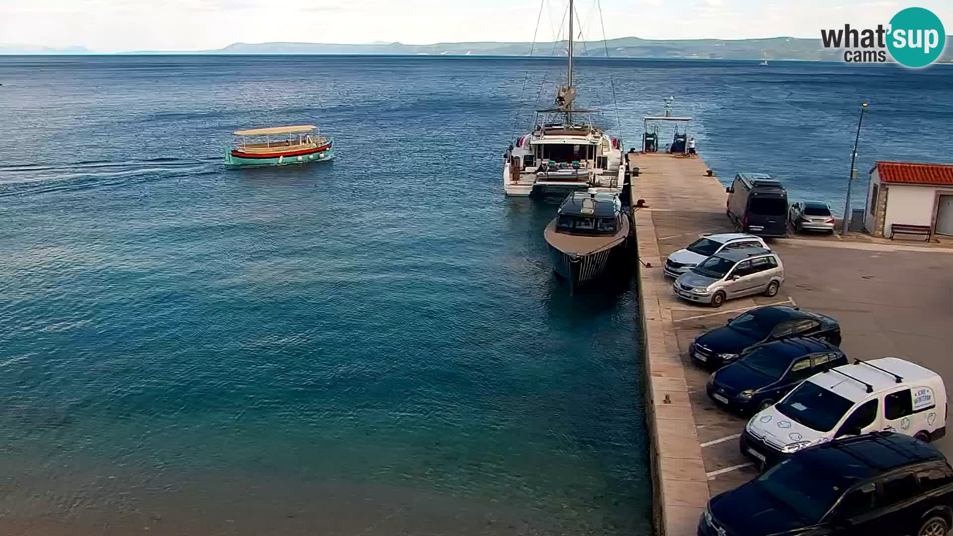 Spletna kamera Bol – Center mesta in marina v živo