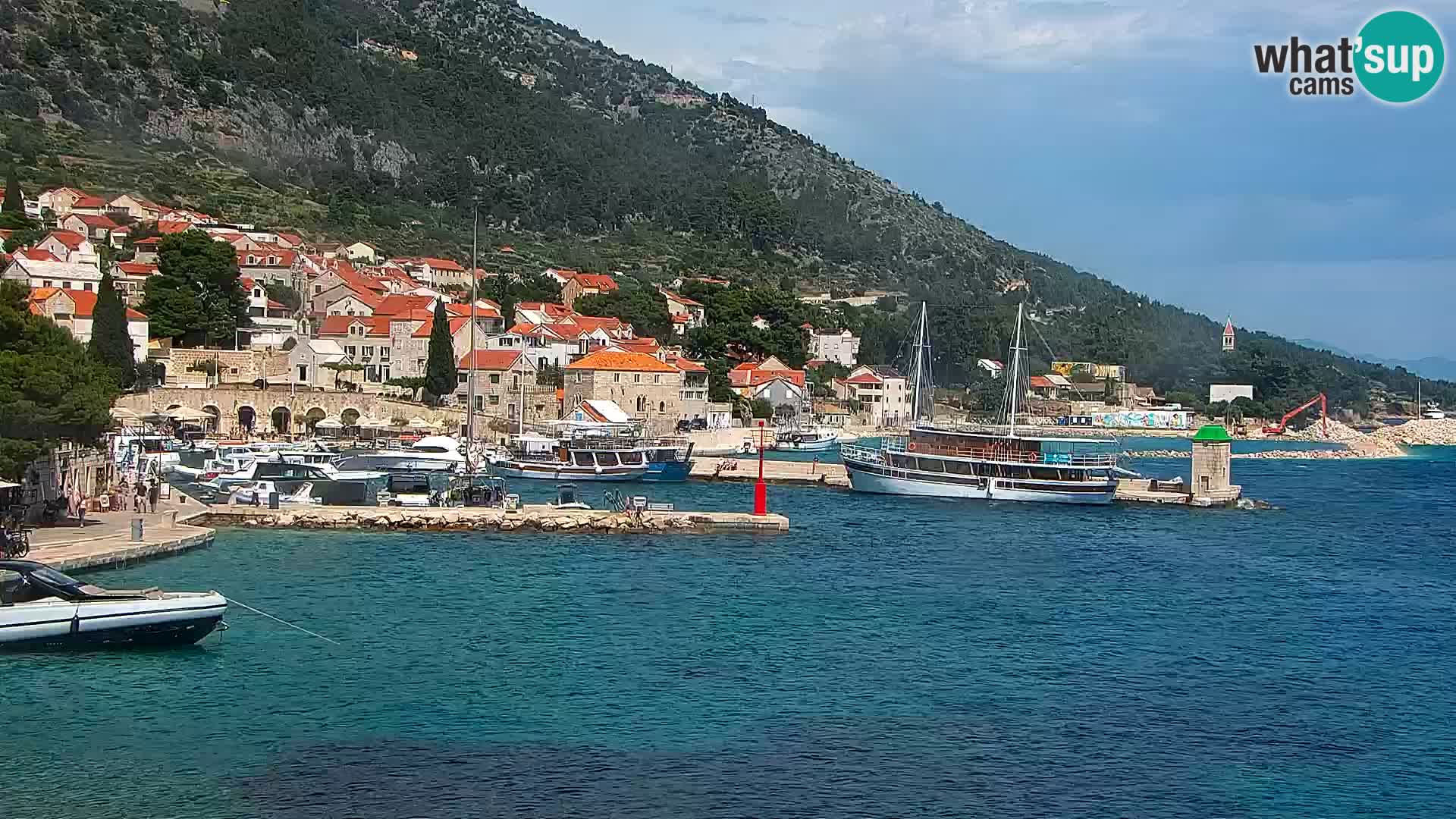 Spletna kamera Bol – Center mesta in marina v živo