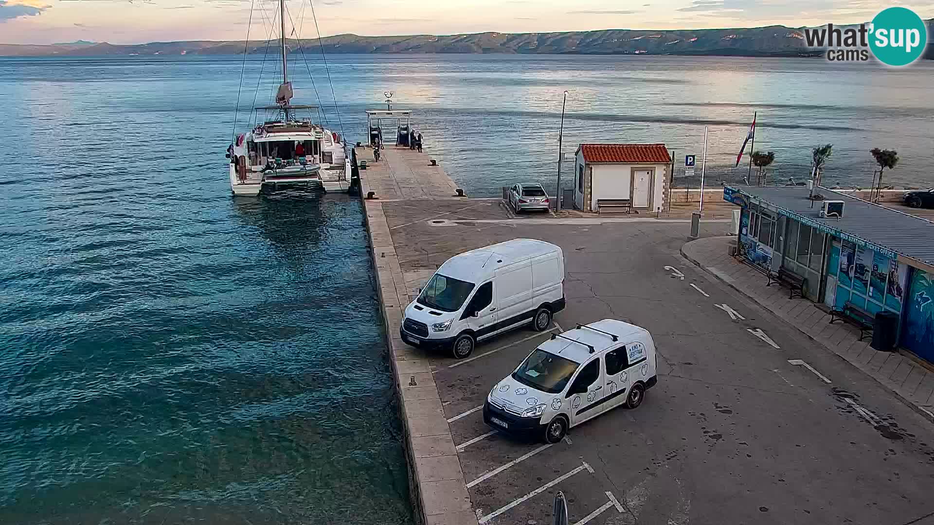 Web kamera Bol – Centar mjesta i marina | Pogled uživo