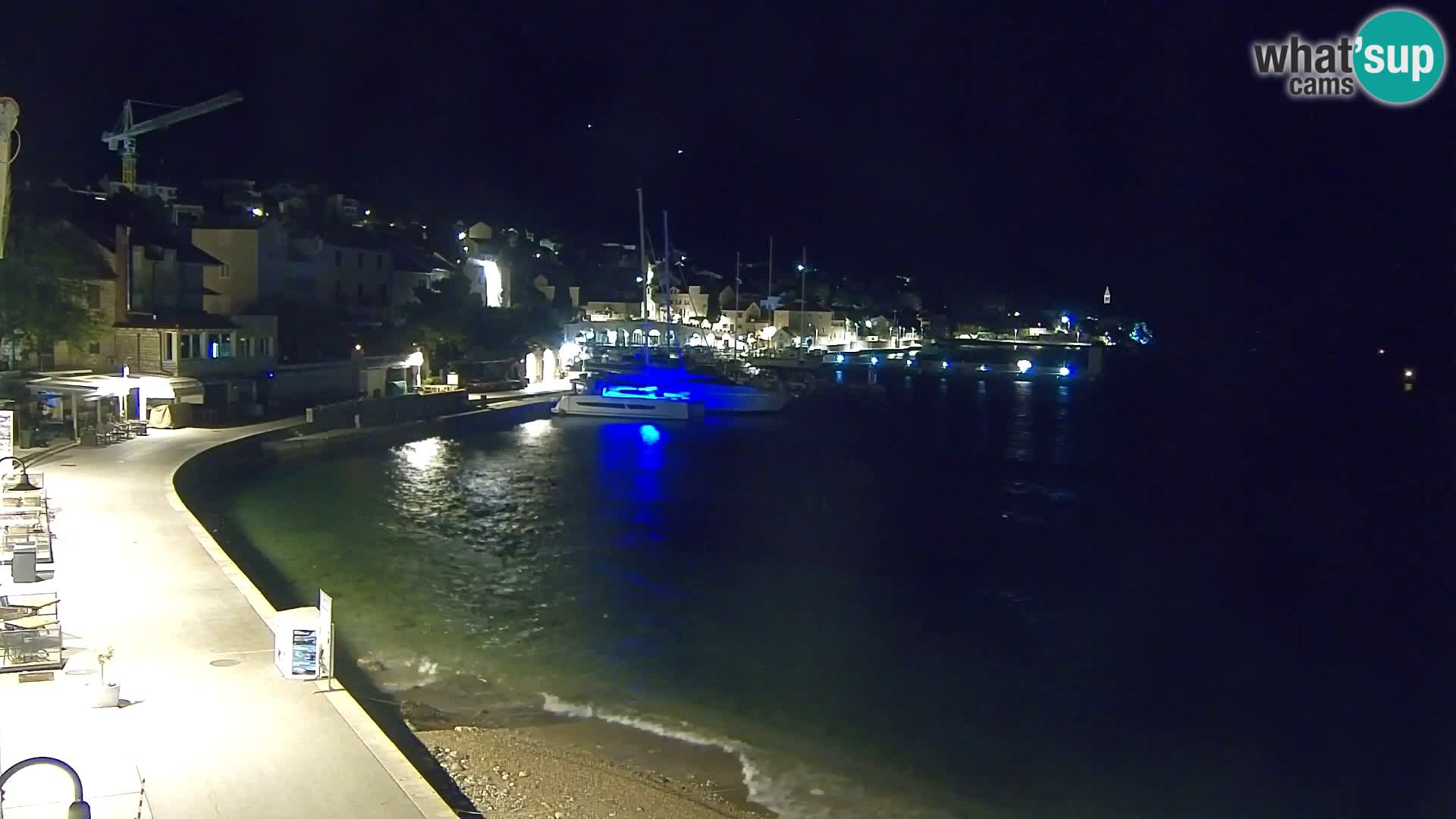 Spletna kamera Bol – Center mesta in marina v živo