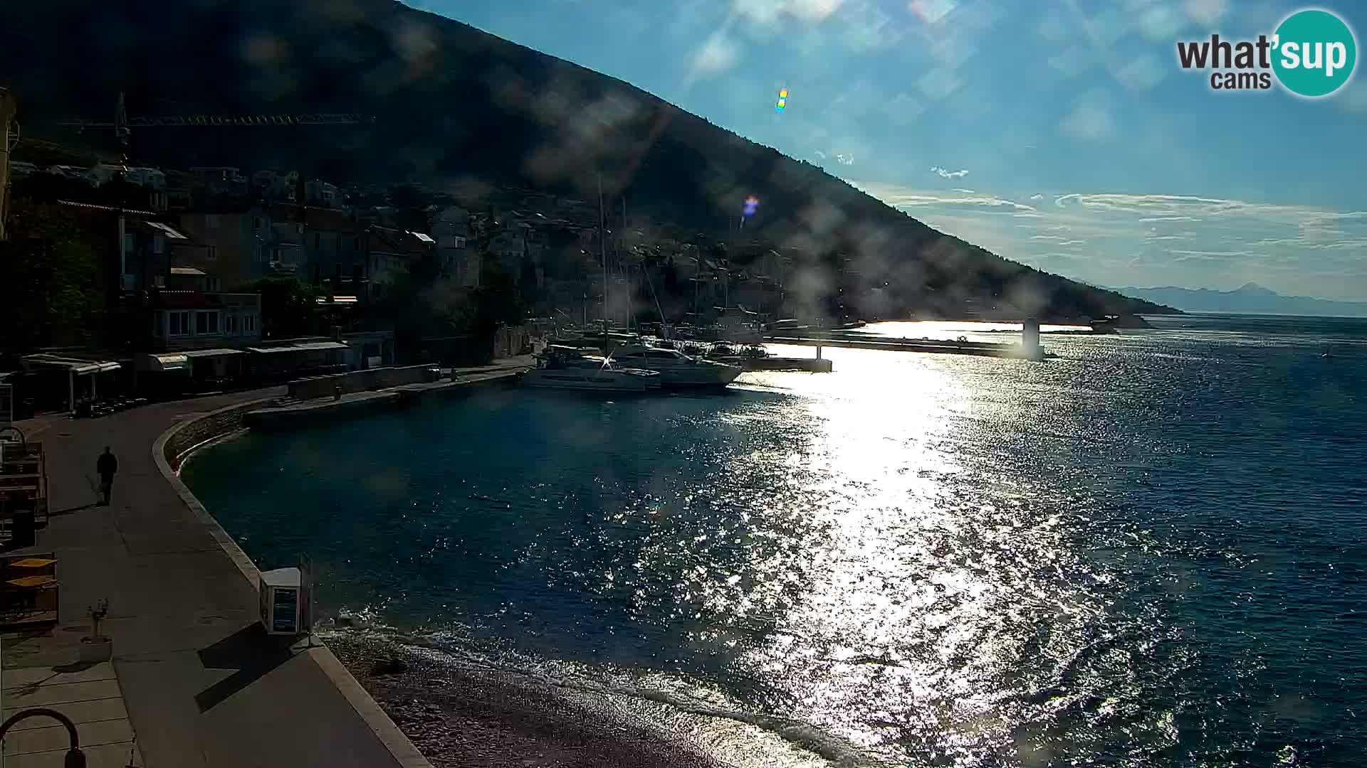 Spletna kamera Bol – Center mesta in marina v živo