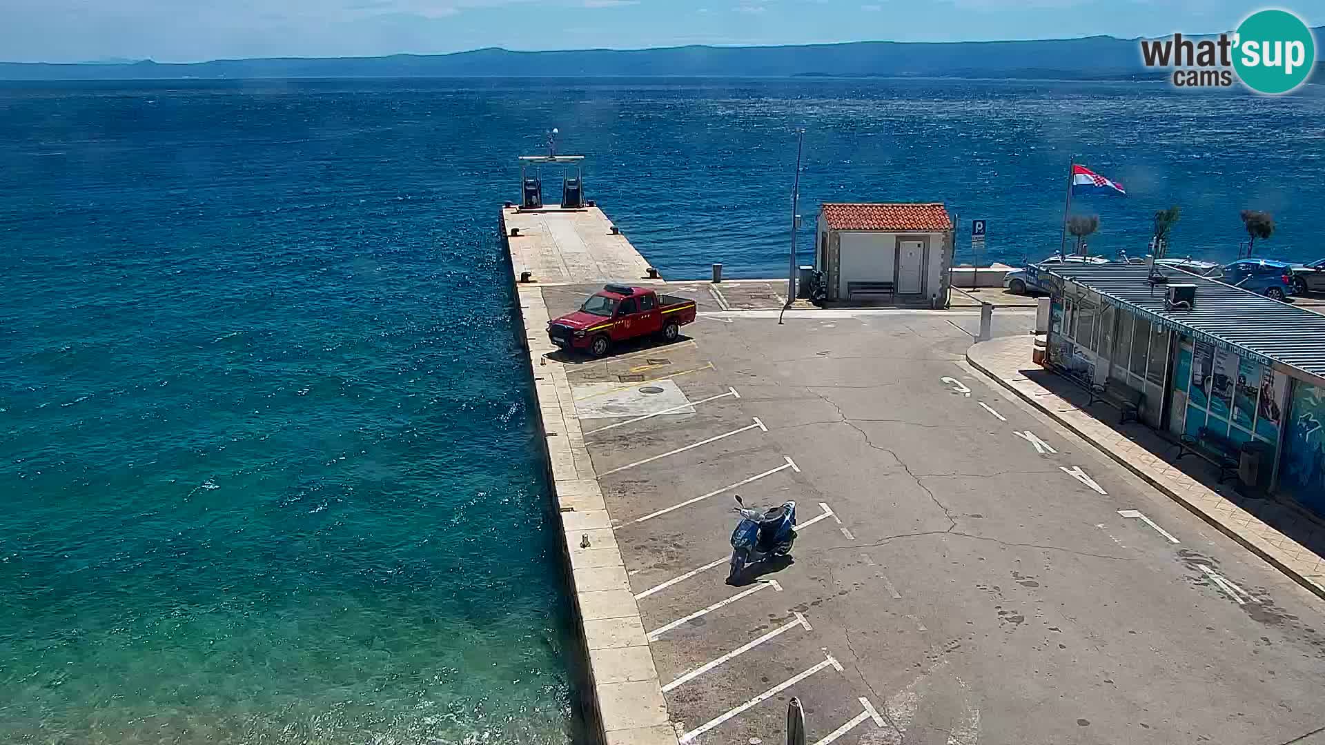 Spletna kamera Bol – Center mesta in marina v živo