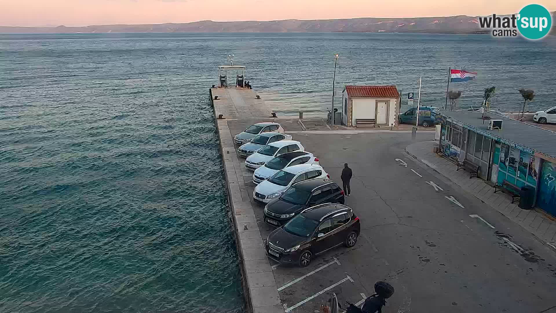 Spletna kamera Bol – Center mesta in marina v živo