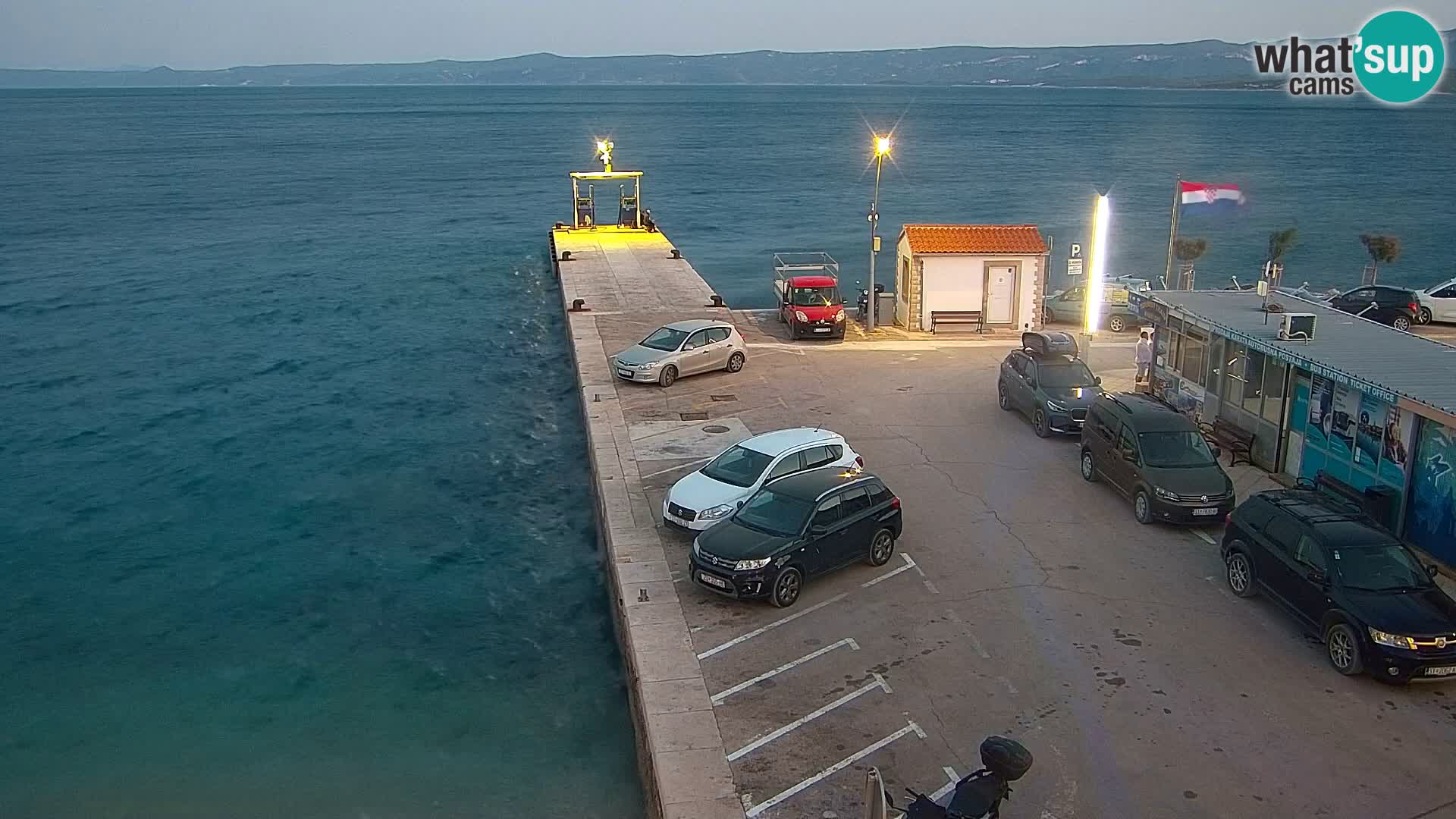 Web kamera Bol – Centar mjesta i marina | Pogled uživo