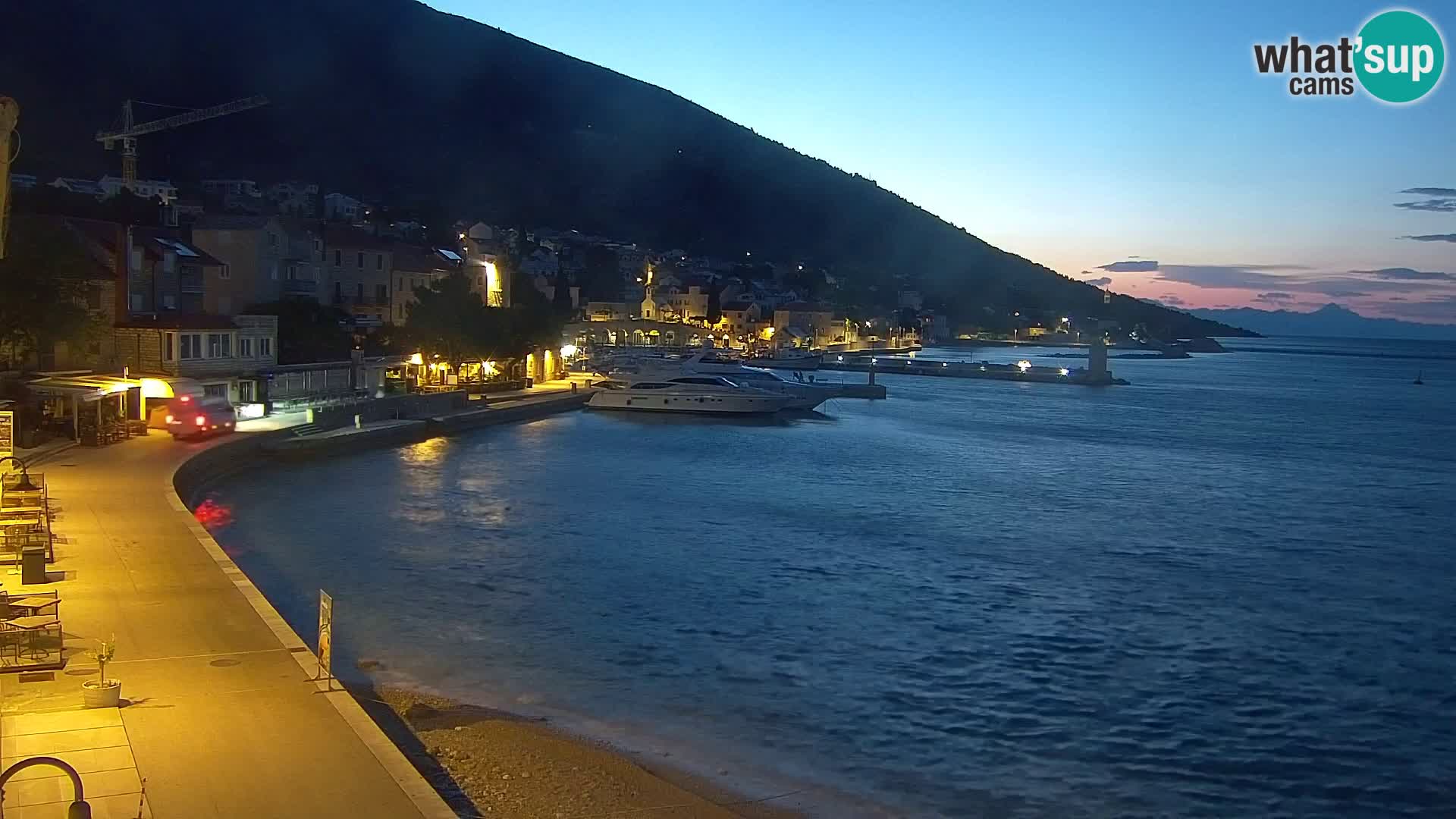 Spletna kamera Bol – Center mesta in marina v živo