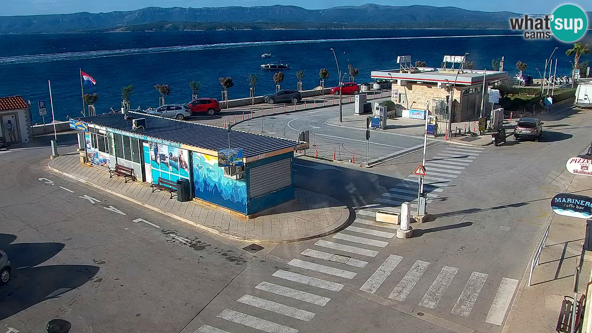 Spletna kamera Bol – Center mesta in marina v živo