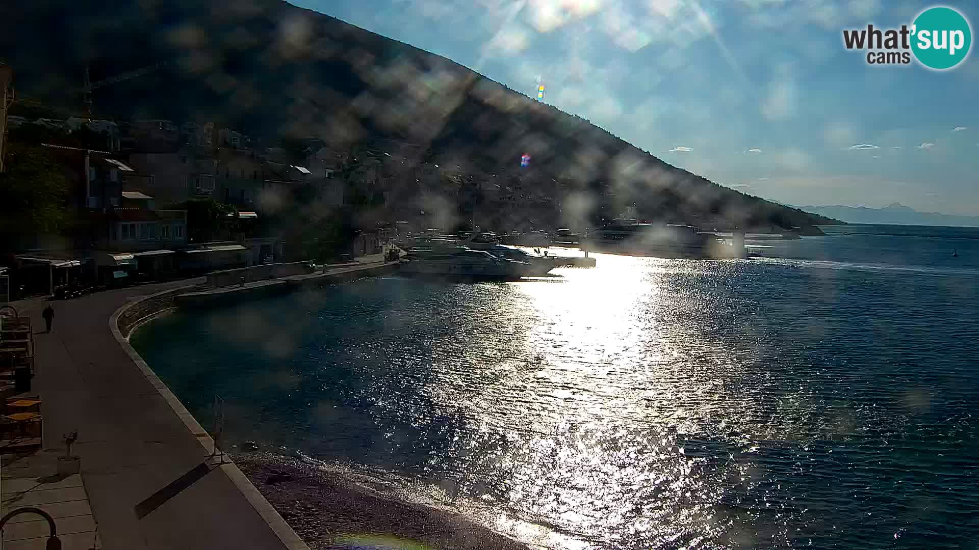 Spletna kamera Bol – Center mesta in marina v živo