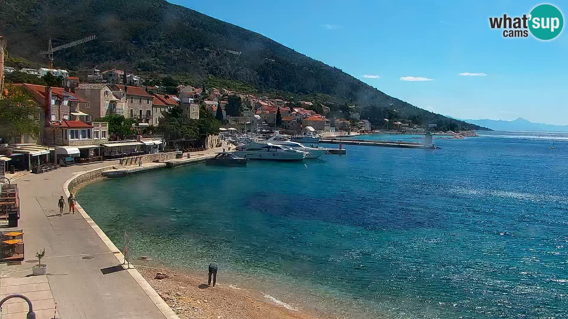 Spletna kamera Bol – Center mesta in marina v živo
