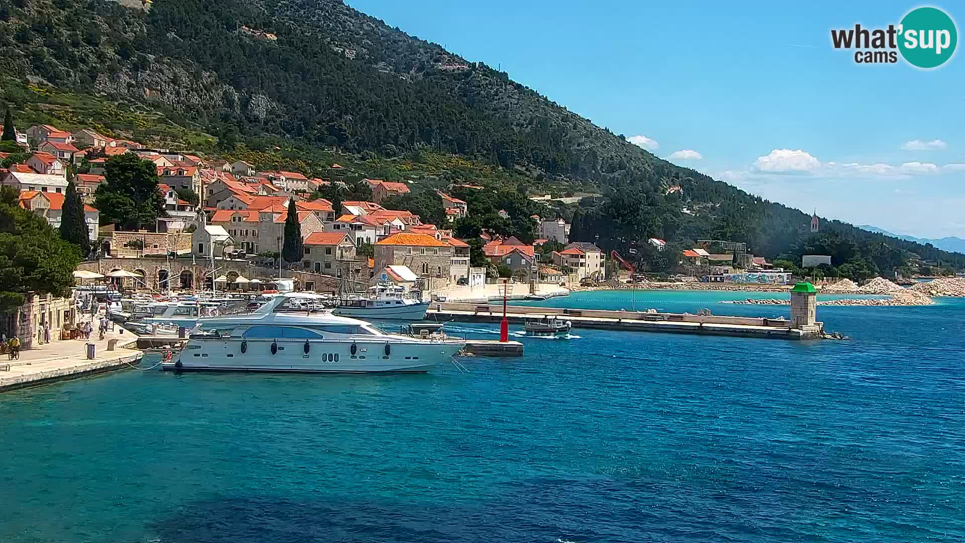 Web kamera Bol – Centar mjesta i marina | Pogled uživo