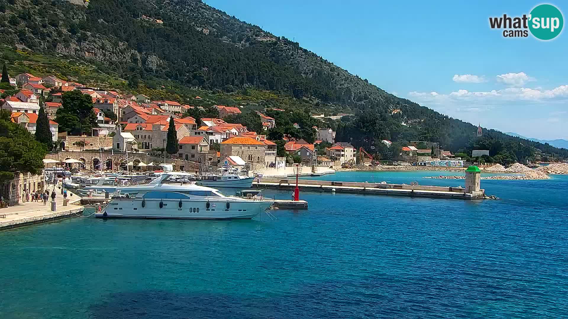Web kamera Bol – Centar mjesta i marina | Pogled uživo