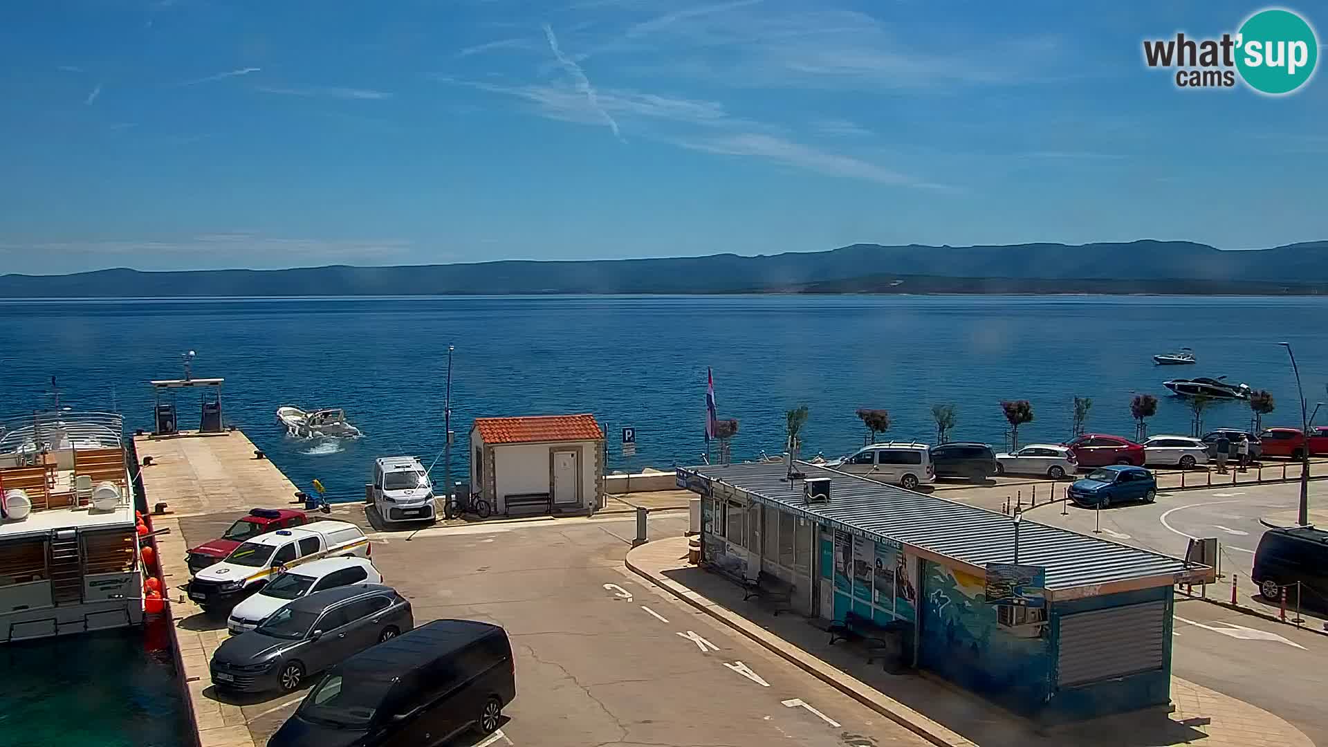 Spletna kamera Bol – Center mesta in marina v živo
