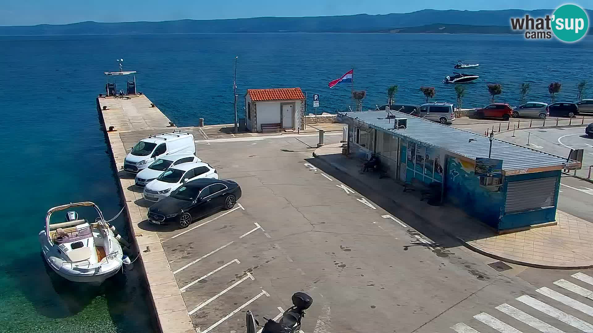 Spletna kamera Bol – Center mesta in marina v živo