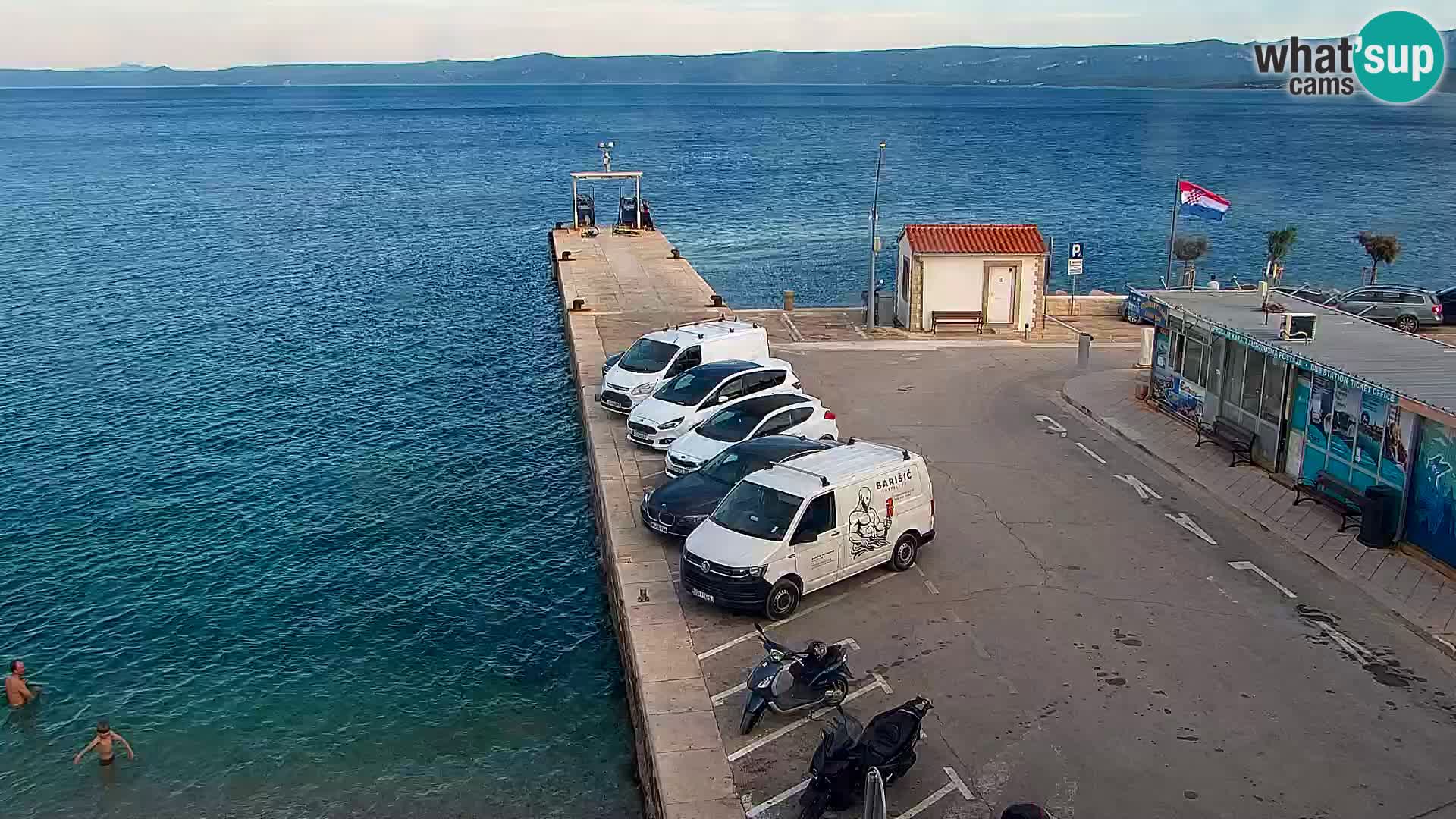 Web kamera Bol – Centar mjesta i marina | Pogled uživo