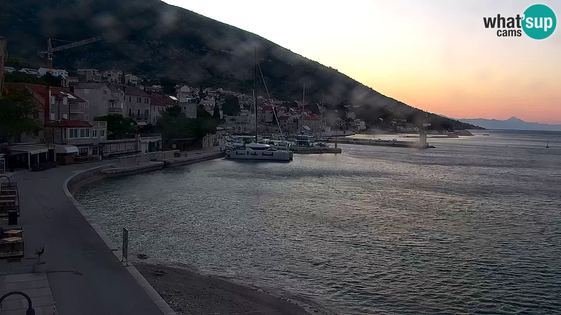 Web kamera Bol – Centar mjesta i marina | Pogled uživo
