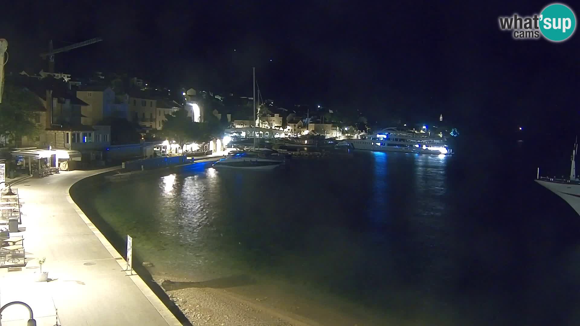 Spletna kamera Bol – Center mesta in marina v živo