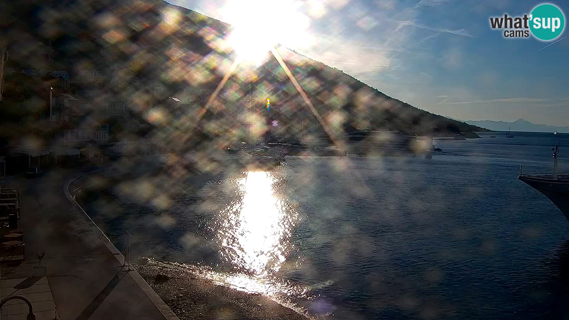 Spletna kamera Bol – Center mesta in marina v živo