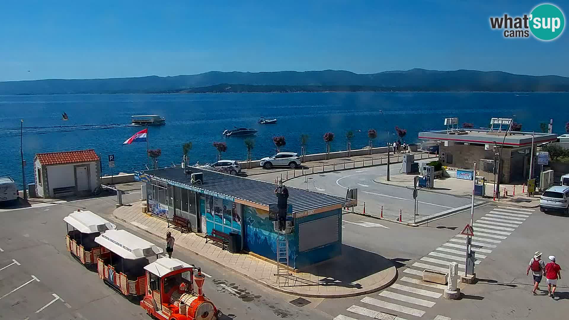 Spletna kamera Bol – Center mesta in marina v živo
